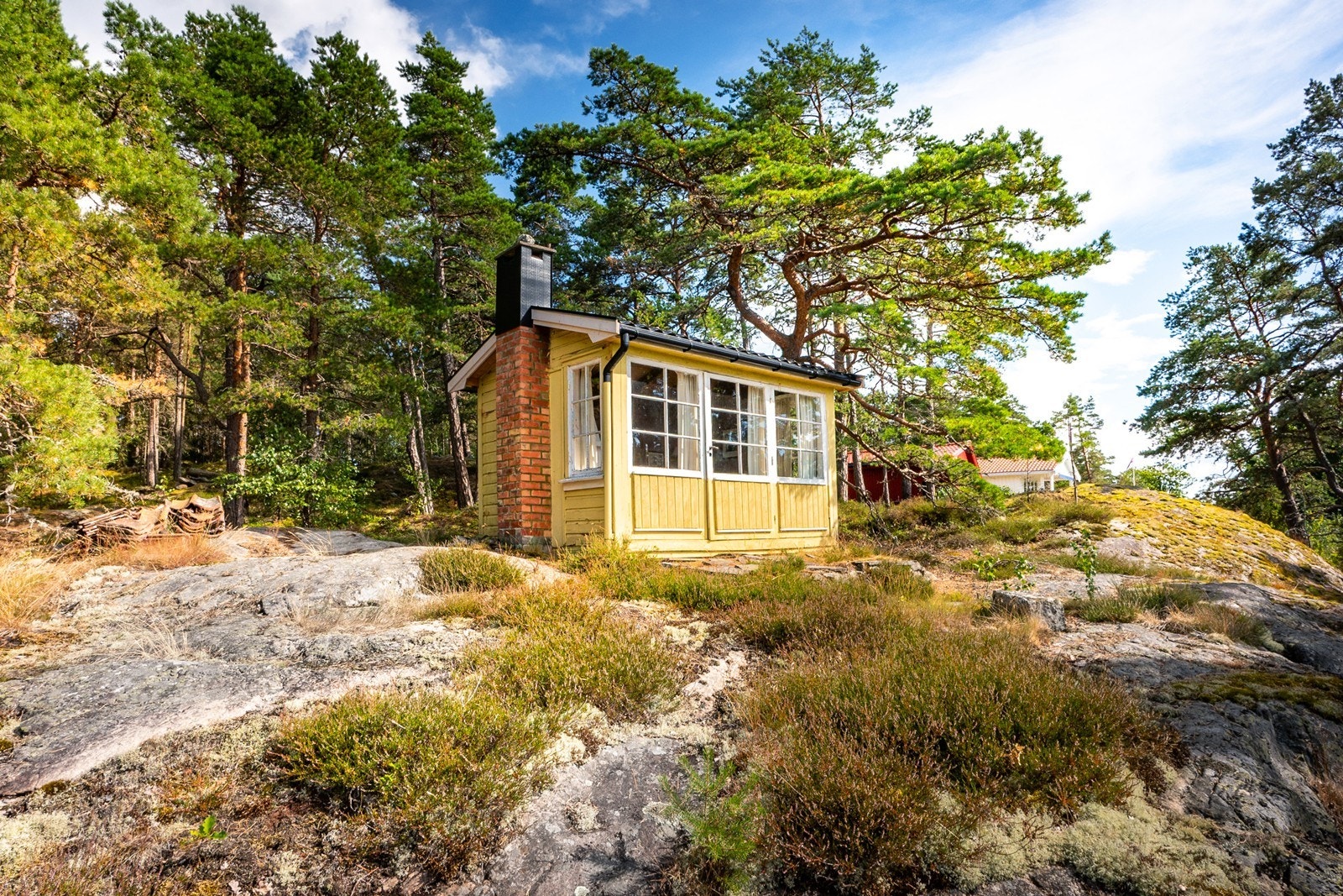 Høyere opp på tomten ligger et frittstående anneks på 8 kvm. Galleribilde