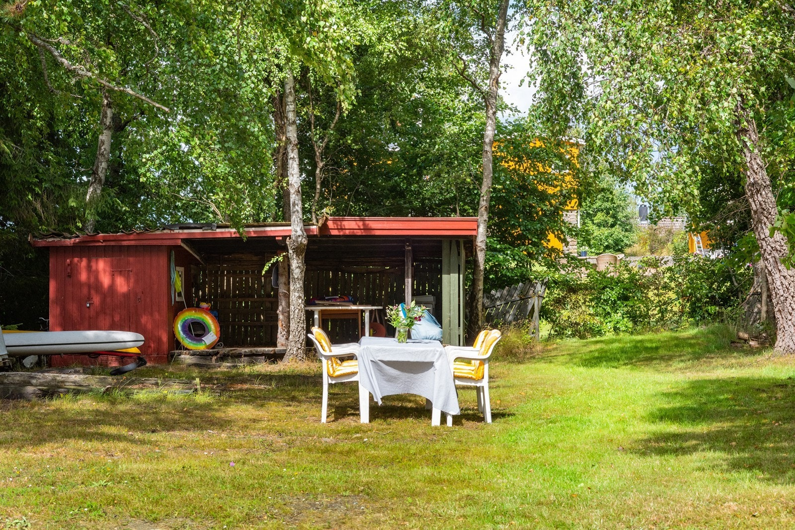 Båthus på 6 kvm er plassert kun få meter fra vannkanten. Galleribilde
