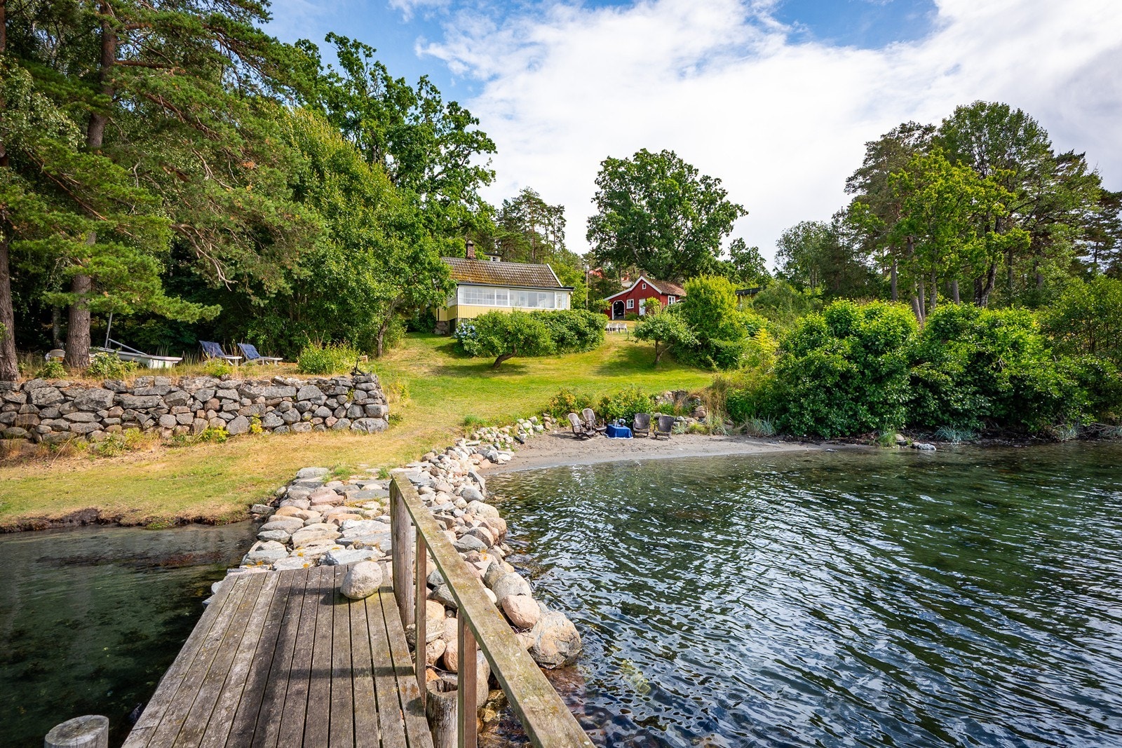 En sjelden kombinasjon av stor tomt, egen brygge og skjermet beliggenhet ved fjorden. Galleribilde