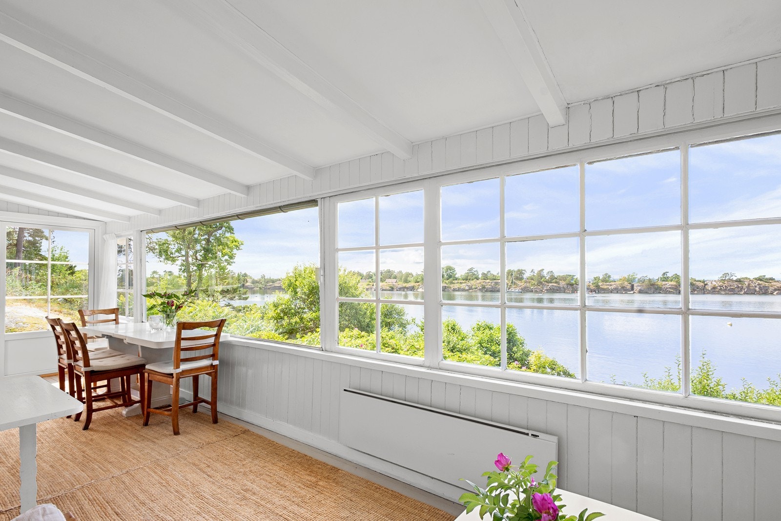 Her sitter du lunt og skjermet, samtidig som du kan nyte den flotte, vestvendte utsikten mot Evjesund. Galleribilde