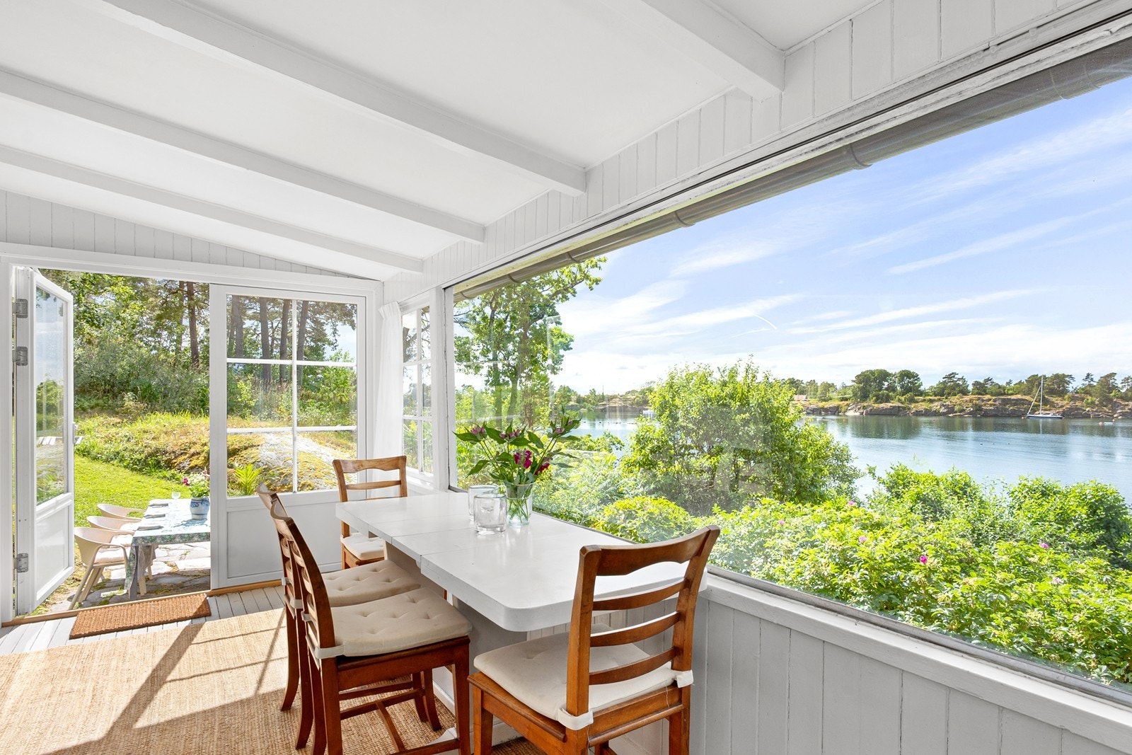 Glassverandaen er et av hyttas mest stemningsfulle oppholdsrom. Galleribilde