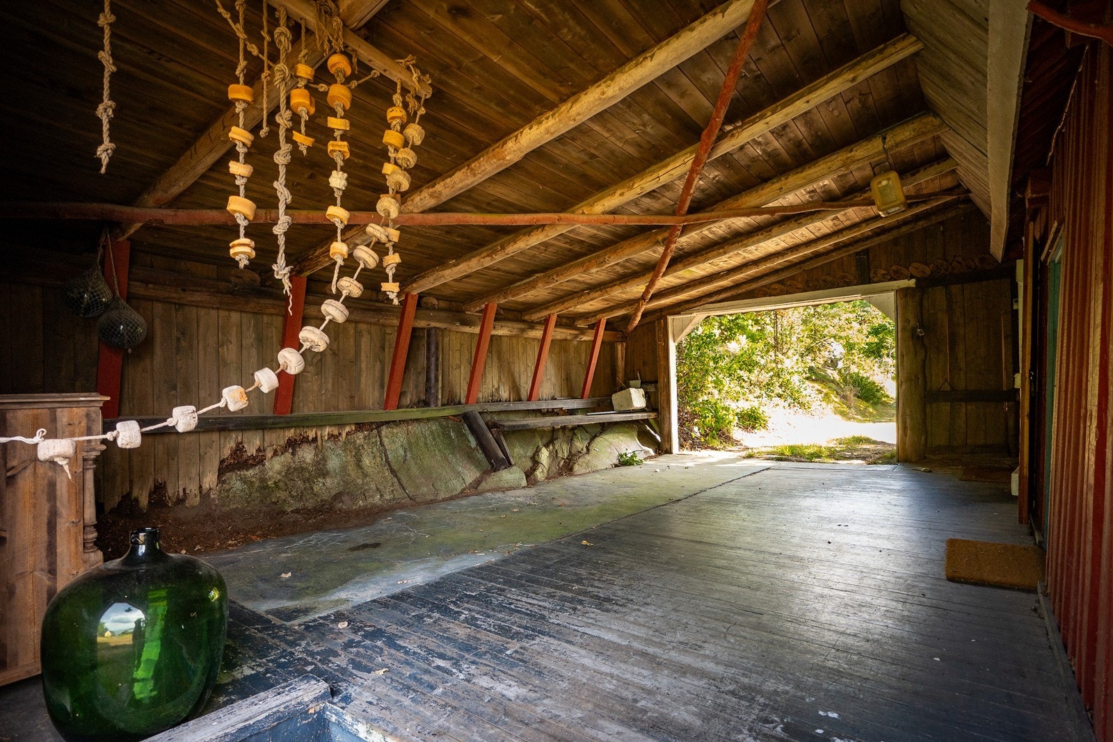 Det er bilvei helt frem med parkering i carport og på gårdsplass. Galleribilde