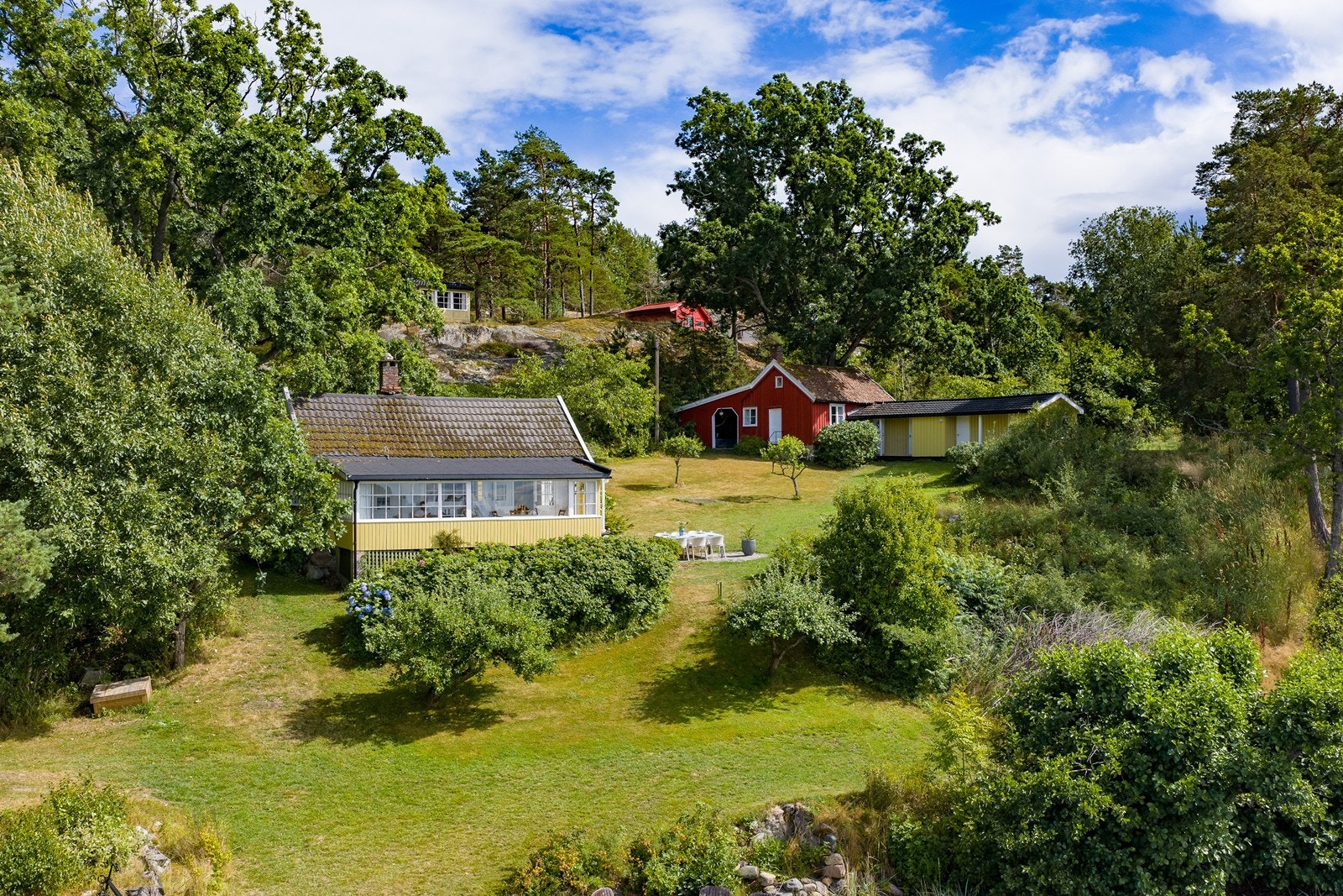 Den store tomten rommer flere bygninger og byr på god plass for både familie, gjester og lange sommerdager. Galleribilde
