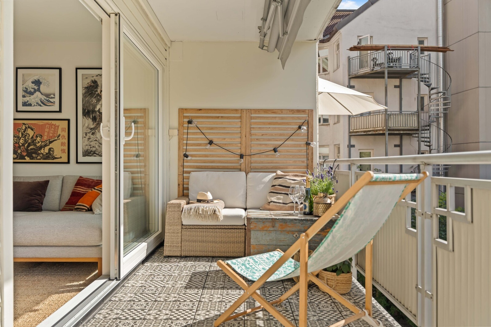 Stor balkongdør med 2-lags isolerglass fra 2017. Terrassefliser fra Ikea. Galleribilde