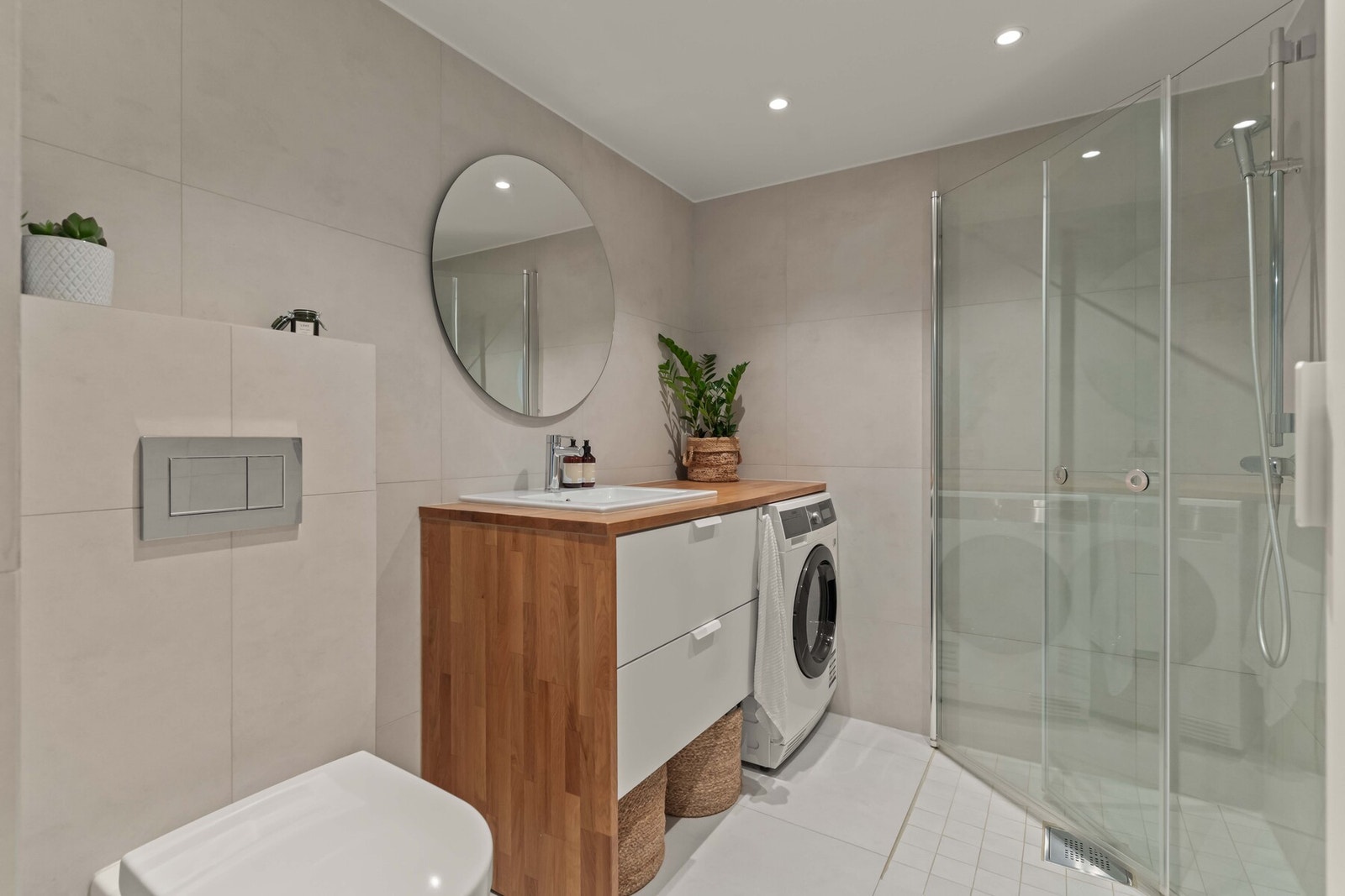 Badet er helfliset med varmekabler og opplegg for vaskemaskin /tørketrommel. Vaskemaskin kan medfølge. Galleribilde