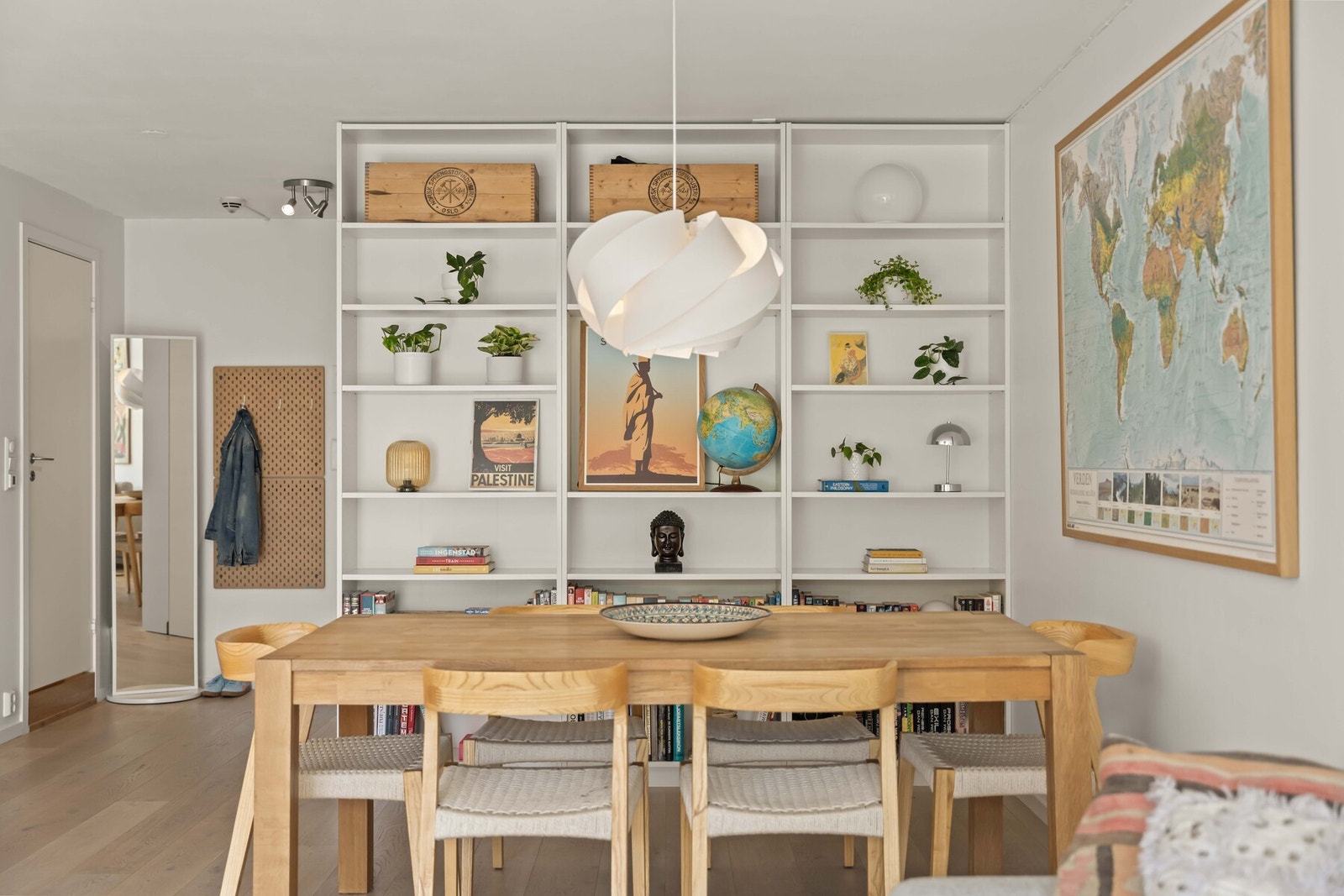 I stuen er det god plass til stor spisegruppe. Galleribilde