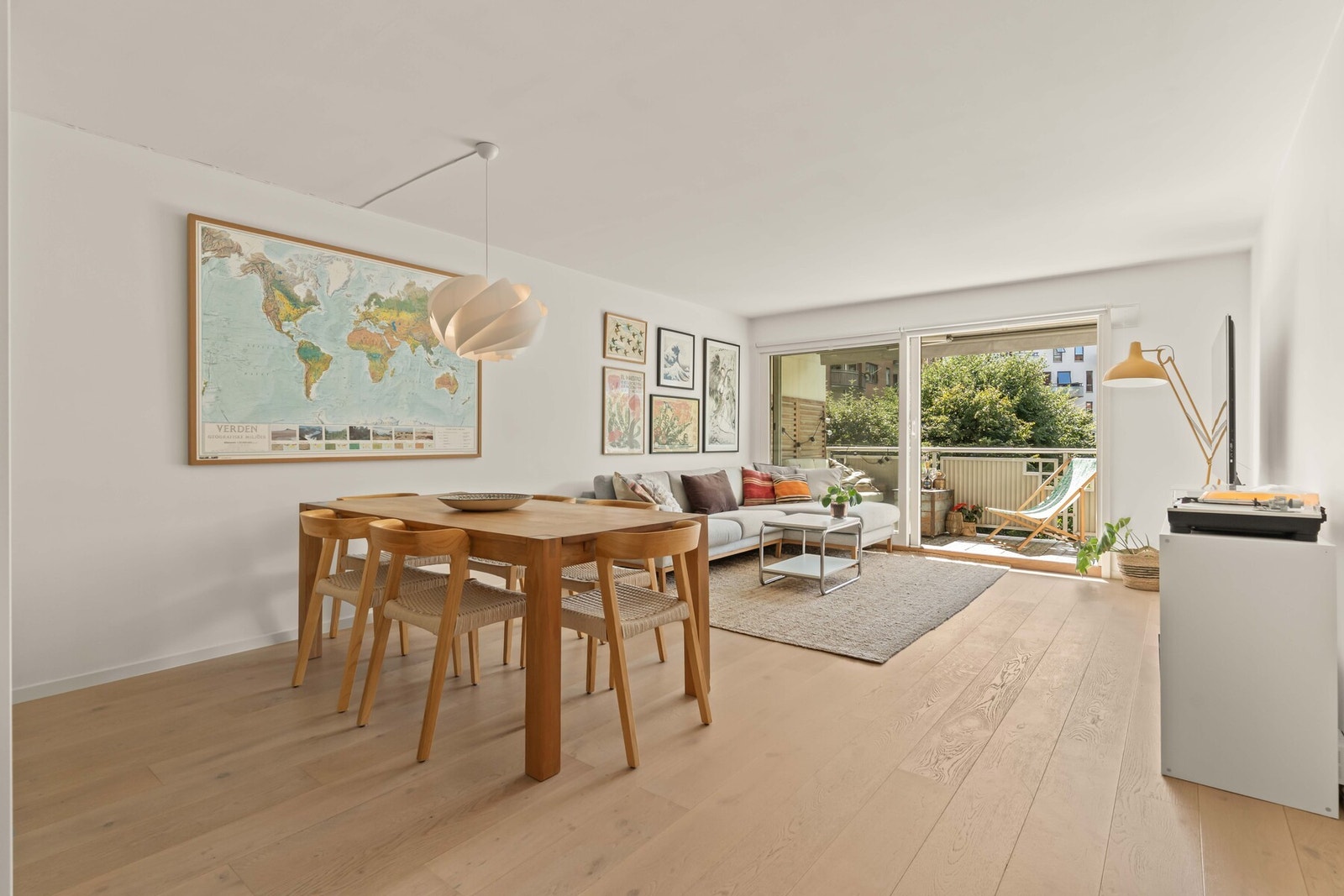 De store vindusflatene slipper inn meget godt med naturlig lys. Det er montert rullegardiner for solskjerming. Galleribilde