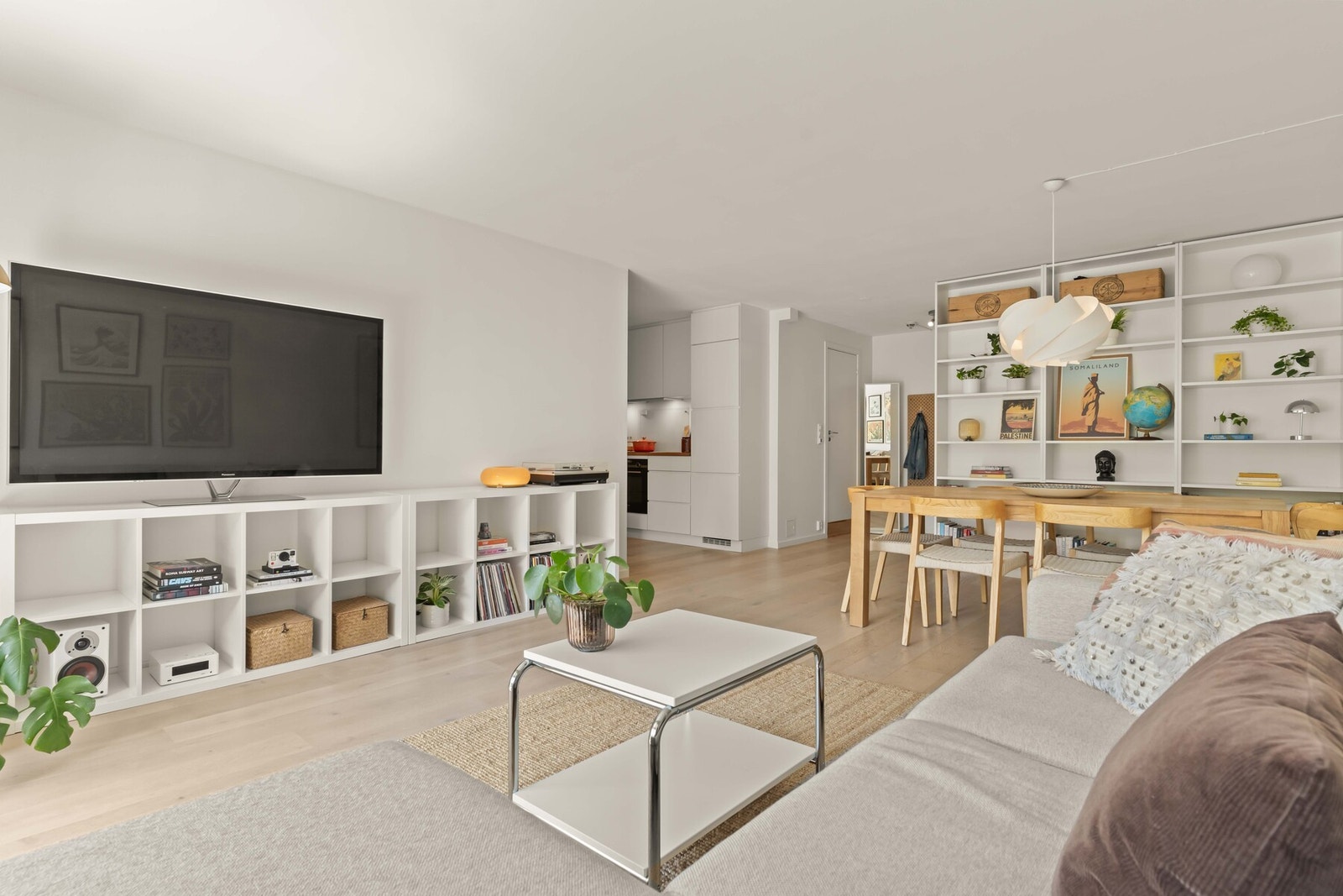 Borettslaget har kollektiv avtale med Altibox om å levere TV og internett. Internett er inkl. i fellesutgifter, TV kan bestilles av hver enkelt beboer. Galleribilde