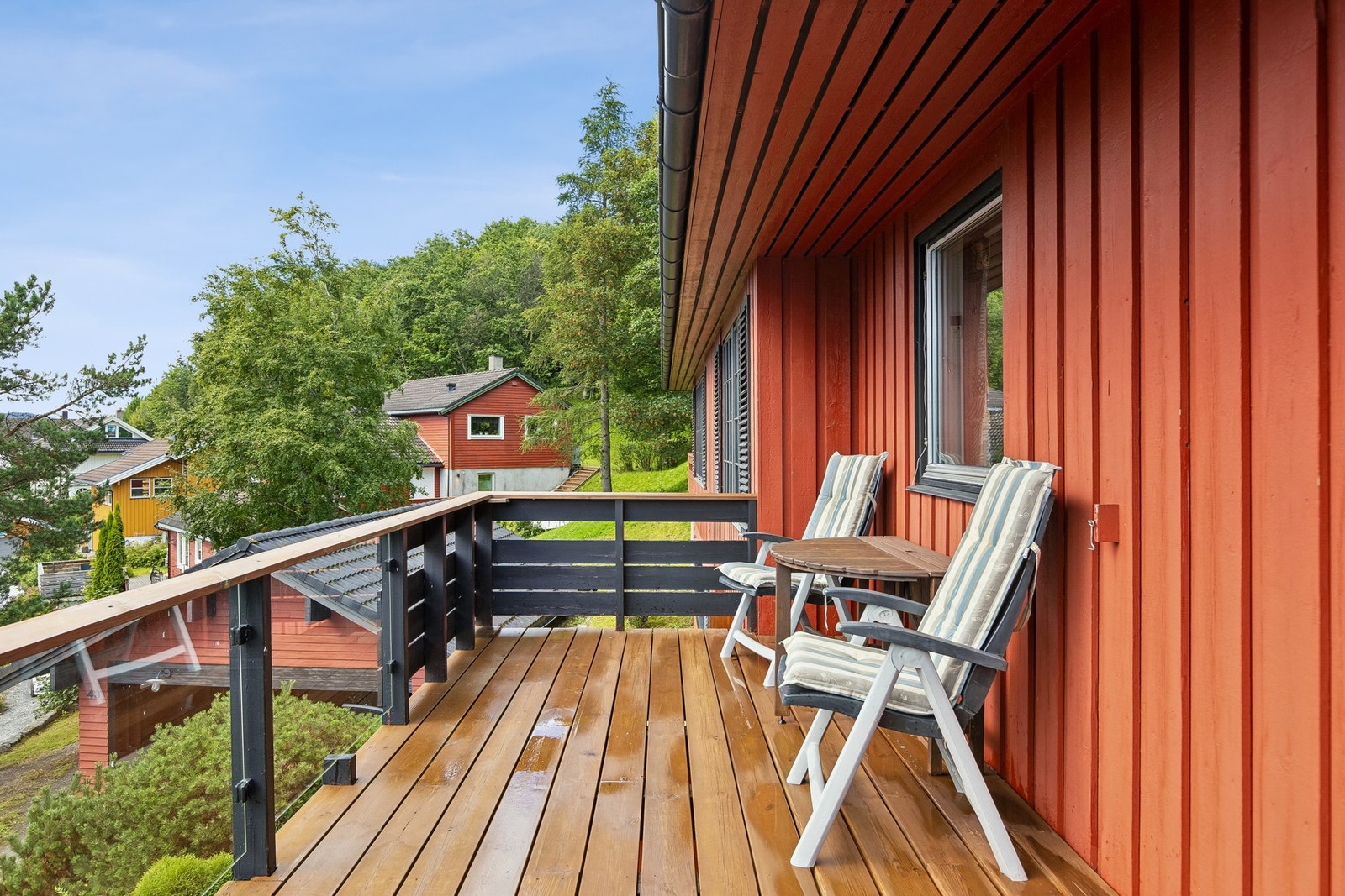 En veranda i særklasse! Med god plass og flott utsikt blir dette raskt husets mest populære oppholdssted når sola titter frem. Galleribilde