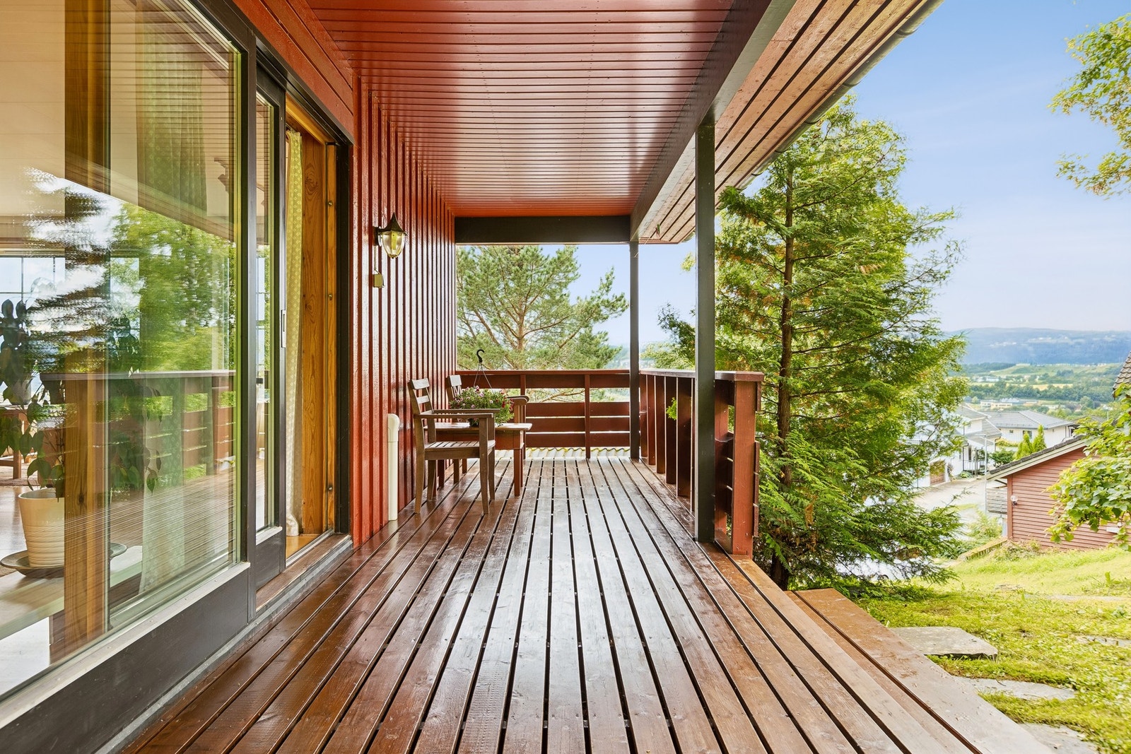 Denne verandaen inviterer til lange middager ute! Med utebelysning og egen stikkontakt er den klar for koselige sommerkvelder fra tidlig vår til sen høst. Galleribilde