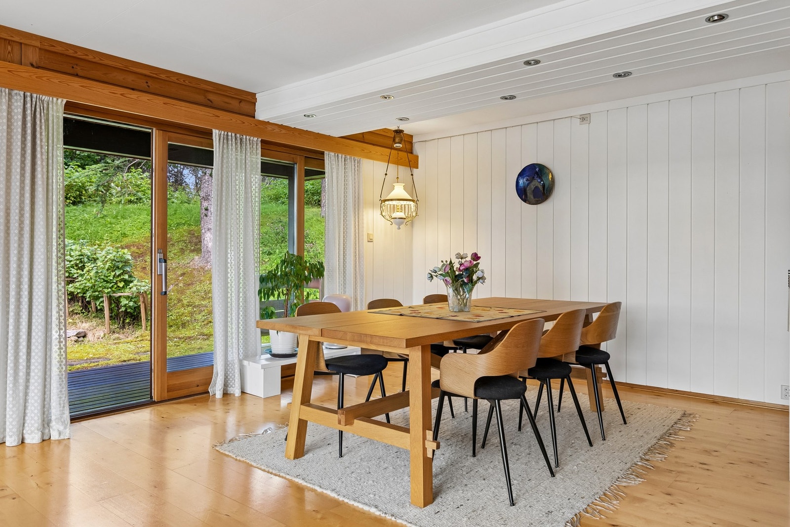 En spiseplass som samler alle! Her nytes gode middager med direkte tilgang til verandaen - perfekt for både hverdag og fest. Galleribilde