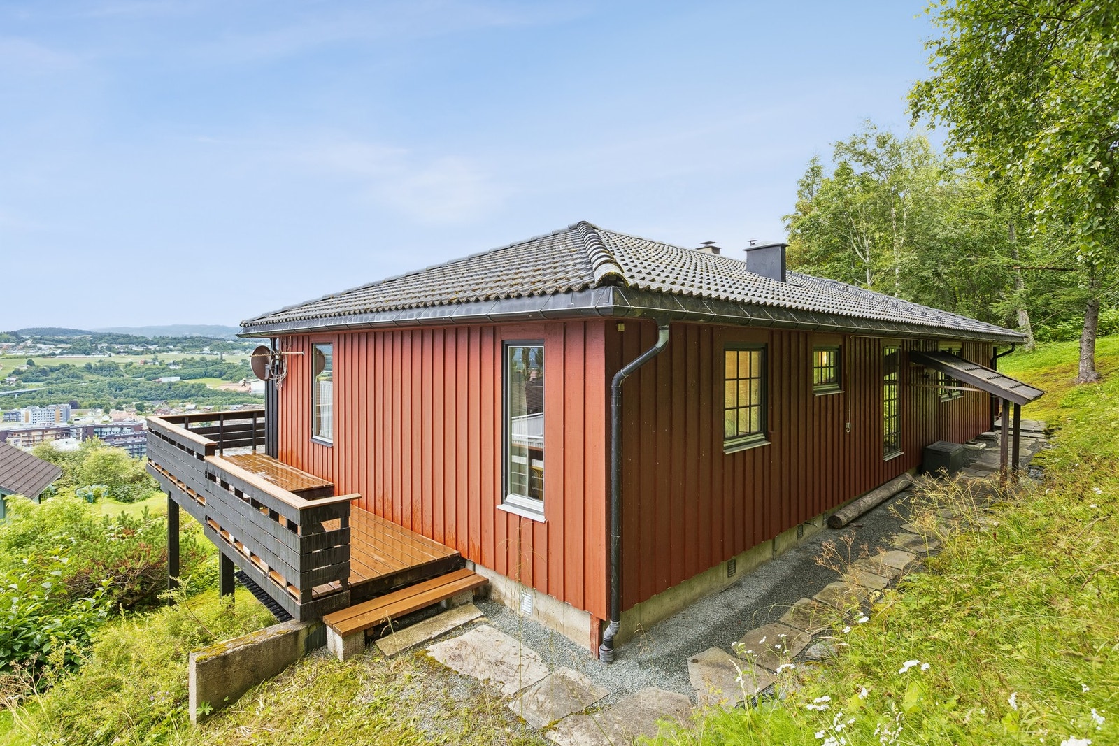 Boligen sett fra en annen vinkel, som viser den flotte beliggenheten med utsikt og nærhet til naturen. Galleribilde