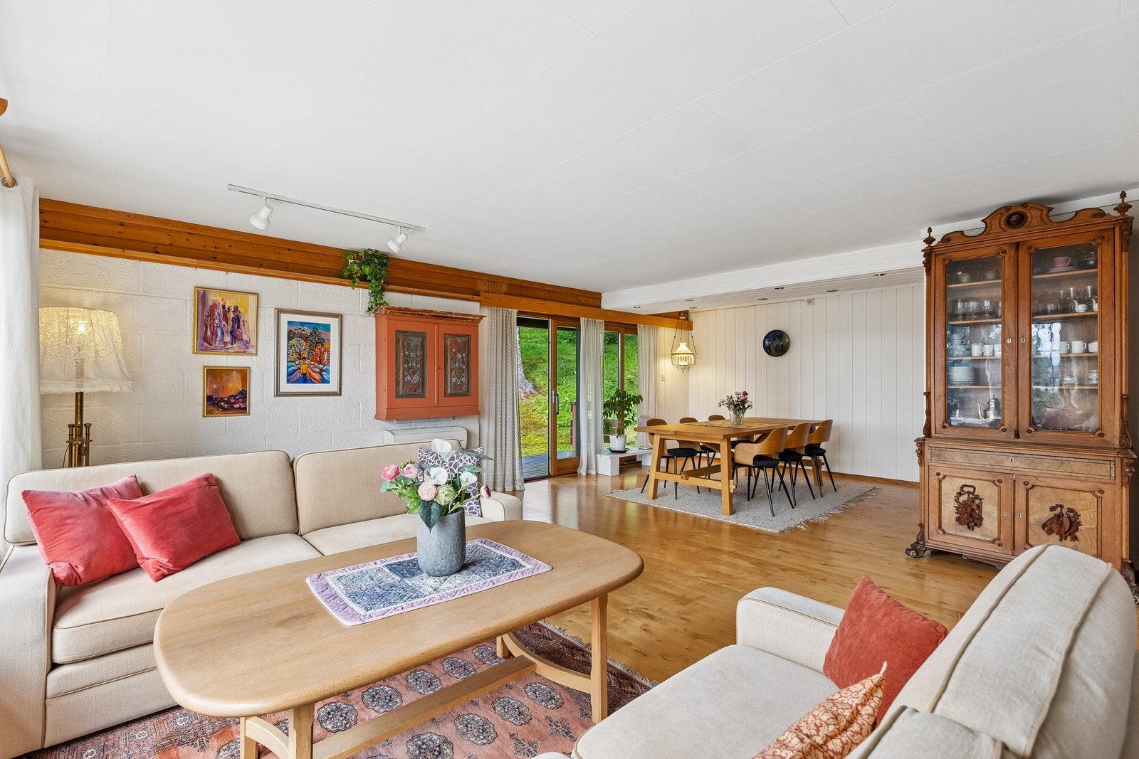 En sosial og fleksibel stue med god plass til både sofagruppe og spiseplass - ideell for hygge og selskapelighet. Galleribilde