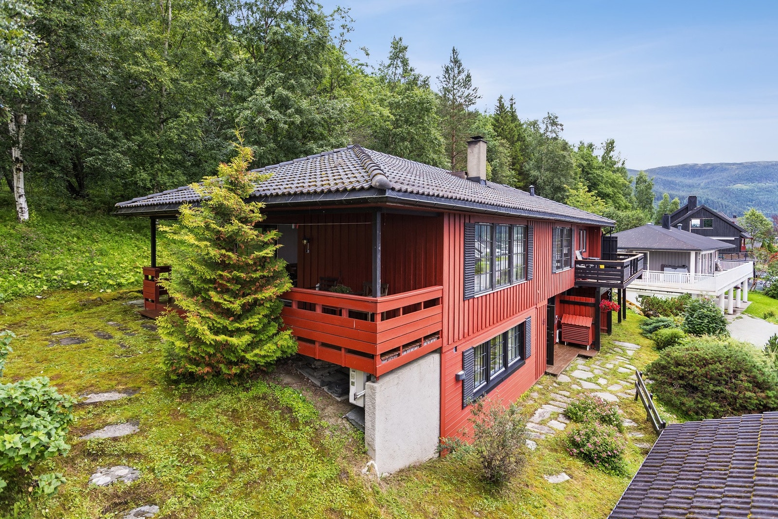 Denne solide eneboligen ble oppført i 1985 og ligger vakkert plassert i et rolig og etablert boområde med kort vei til skog, mark og gode turmuligheter. Galleribilde