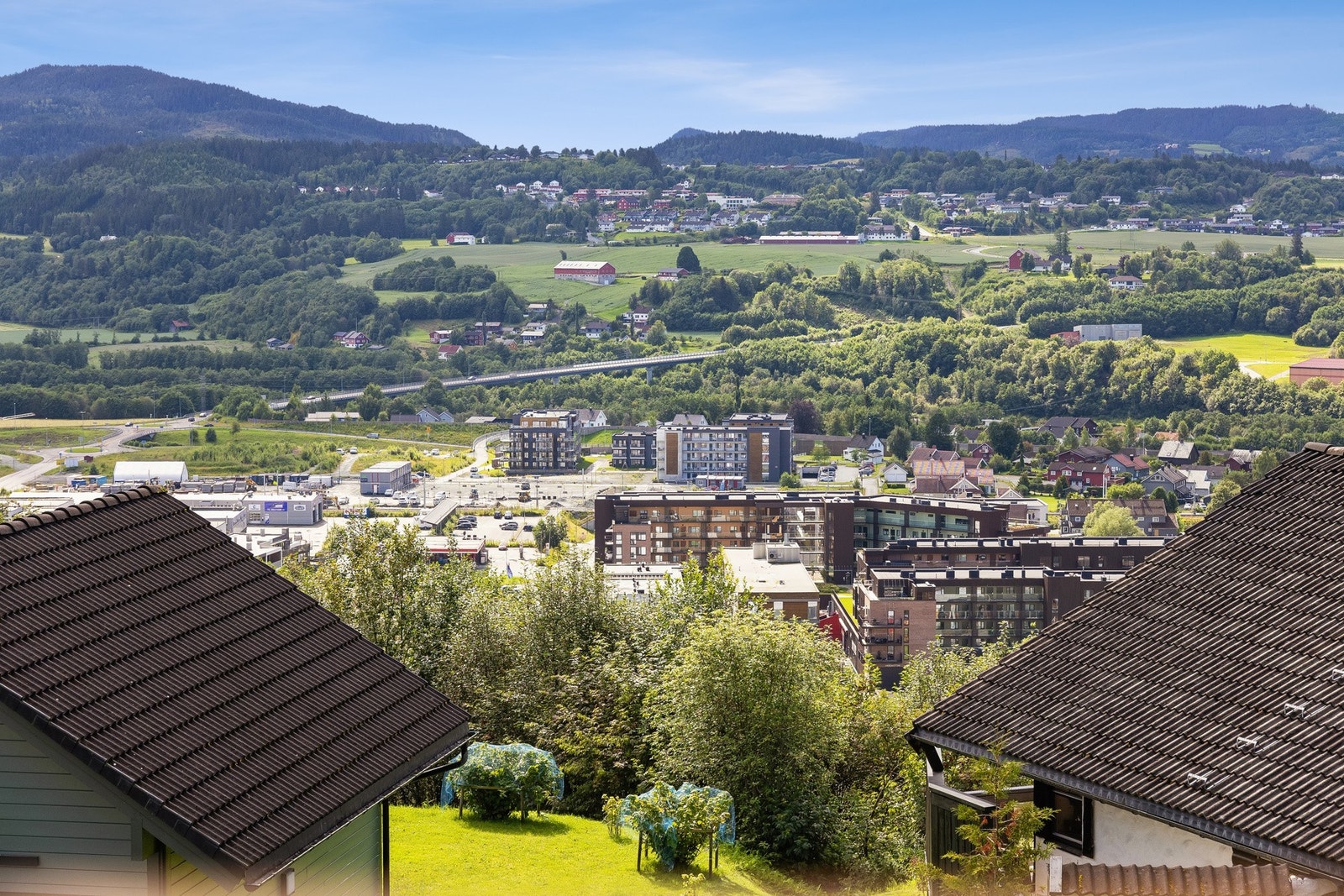 Herfra kan du nyte utsikt over Melhus og omkringliggende landskap - roen senker seg allerede idet du kommer hjem. Galleribilde
