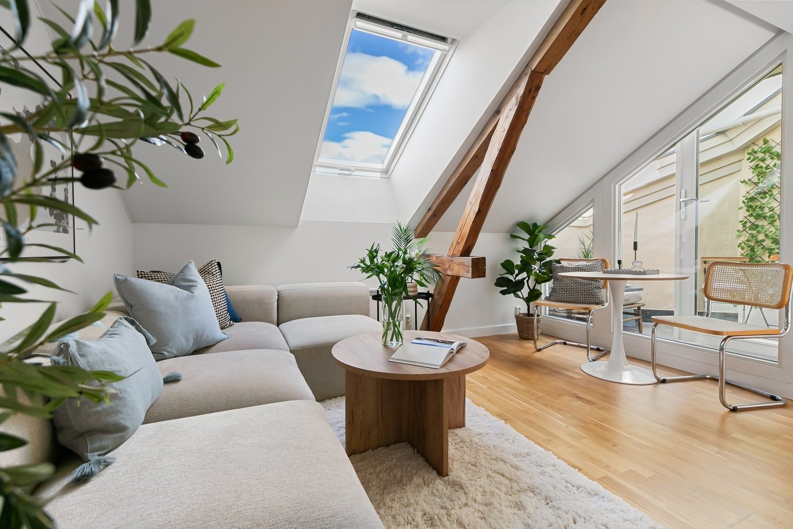 Leiligheten ligger attraktivt til i byggets femte og øverste etasje og byr på en herlig kombinasjon av moderne komfort og sjarmerende loftskarakter. Galleribilde