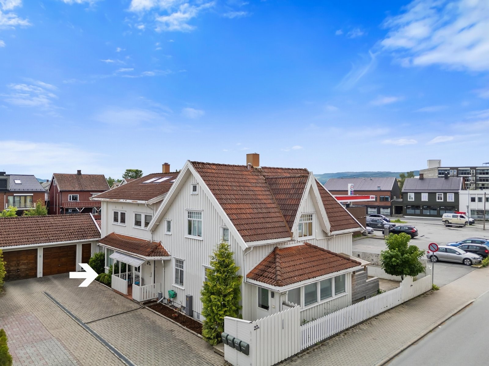 Velkommen til Jernbanegata 23A og en romslig, innholdsrik selveierleilighet på hele 223m² totalt bruksareal. Galleribilde