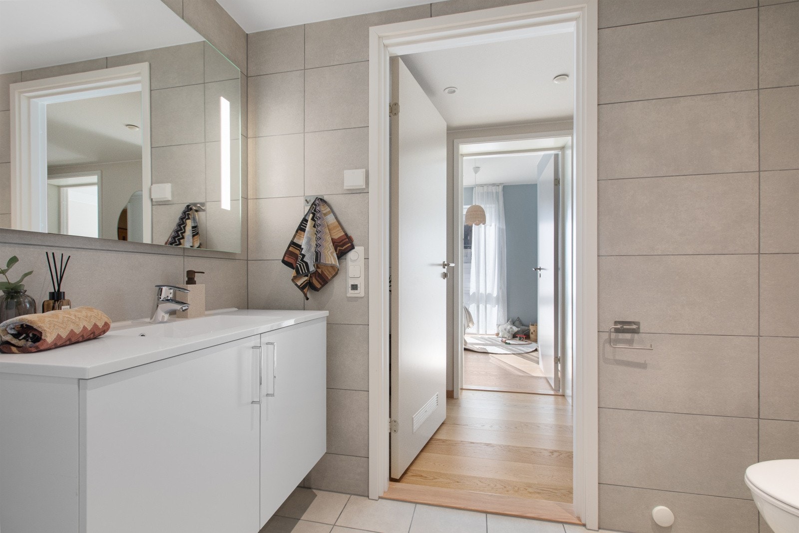 Badet er praktisk plassert i tilknytning til gangen, med enkel adkomst fra alle tre soverommene. Galleribilde
