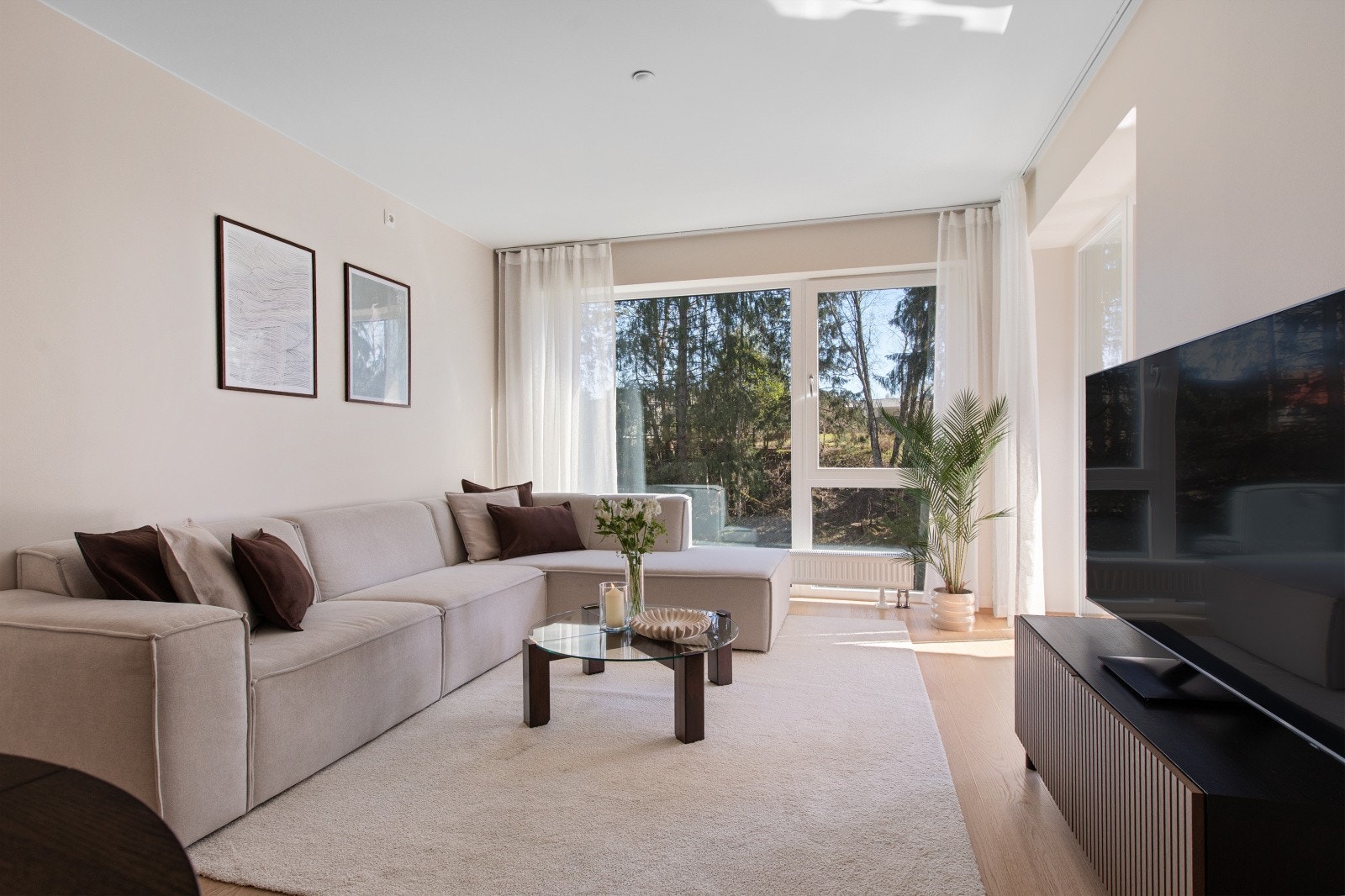 Vinduene og balkongen vender ut mot et rolig skogsområde, noe som gir en skjermet og privat atmosfære med minimalt innsyn. Galleribilde