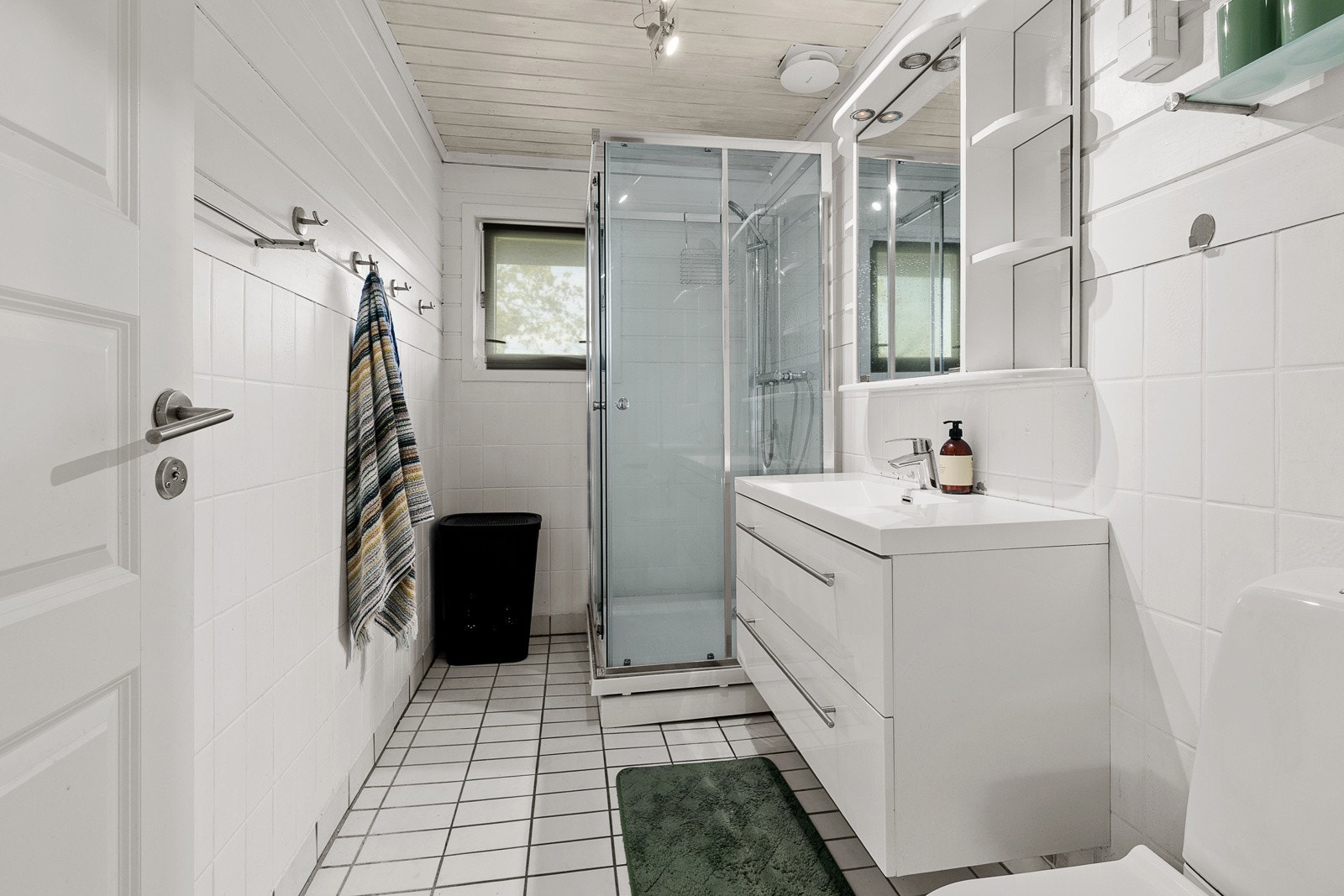 Badet i 1. etasje har flislagt gulv med varmekabler Galleribilde