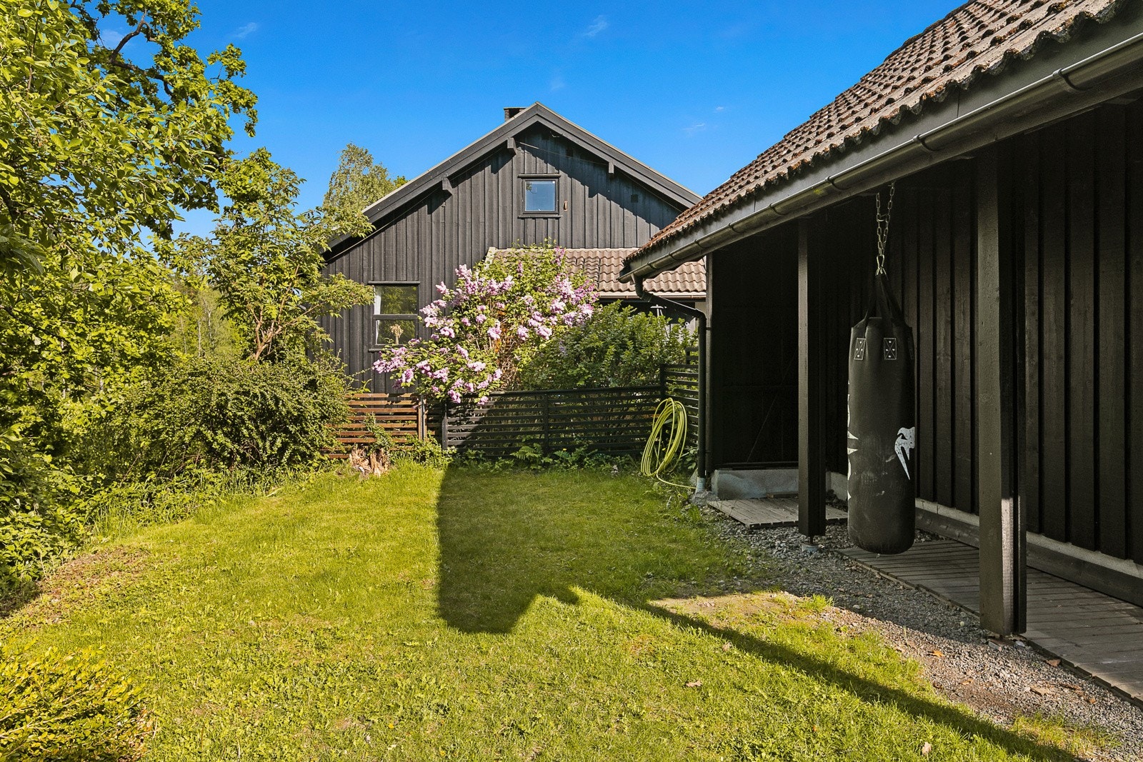 Uteområde ved siden av garasjen Galleribilde