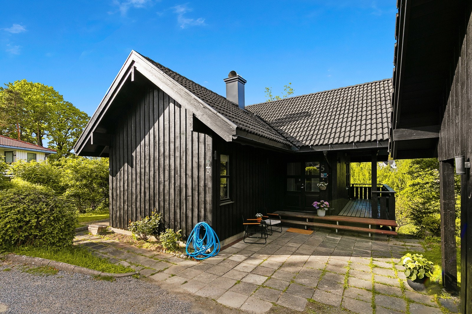 Overbygd terrasse og inngangsparti Galleribilde