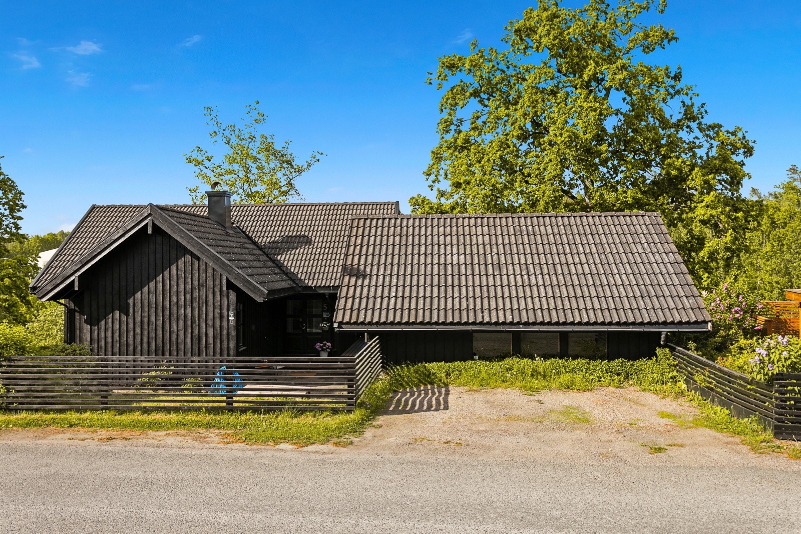 Biloppstillingsplasser mot vegen ved garasjen Galleribilde