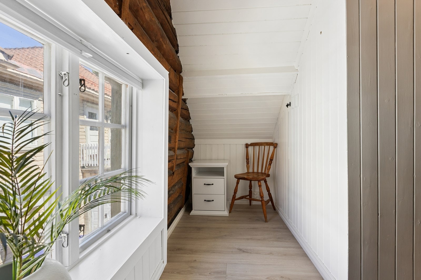 En lys og anvendelig krok ved vinduet på loftet. Galleribilde