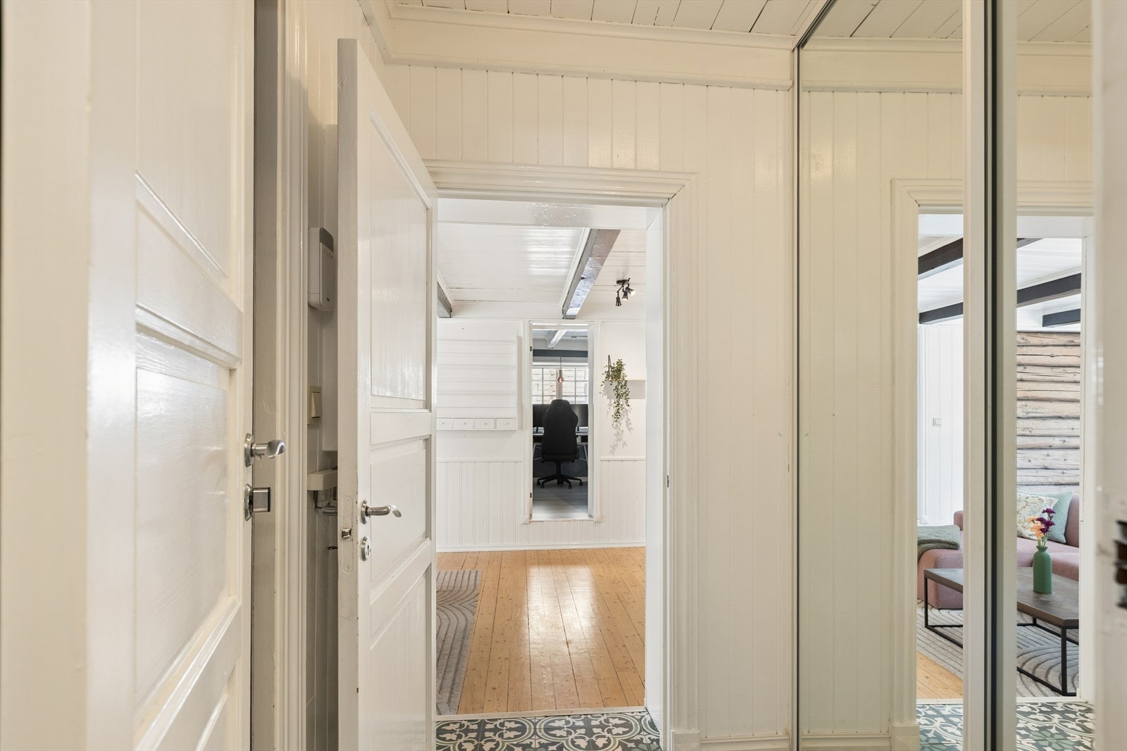 Trivelig vindfang som ønsker deg velkommen inn. Galleribilde