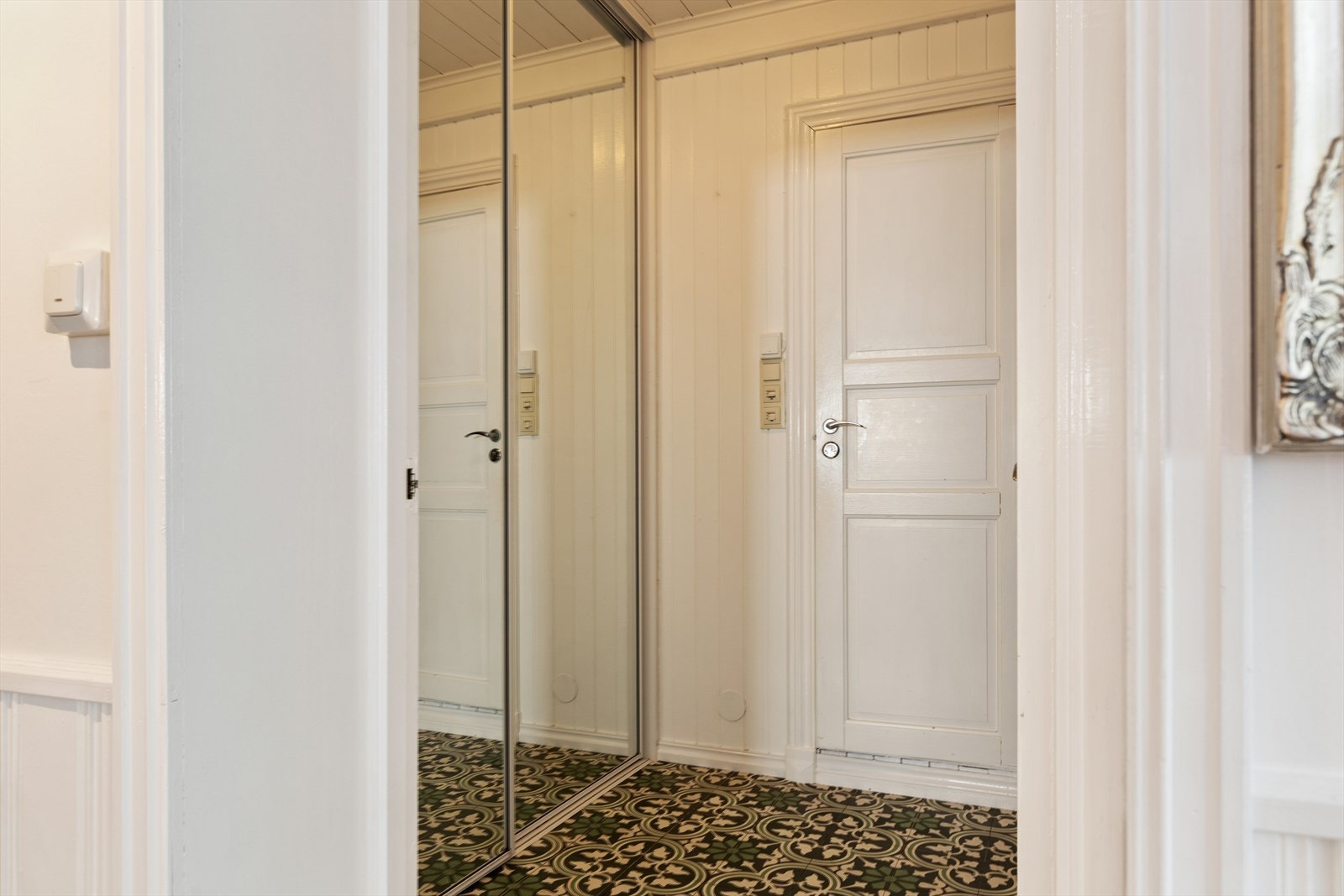 Skyvedørsgarderobe med speilfronter som gir rikelig med oppbevaringsplass. Galleribilde