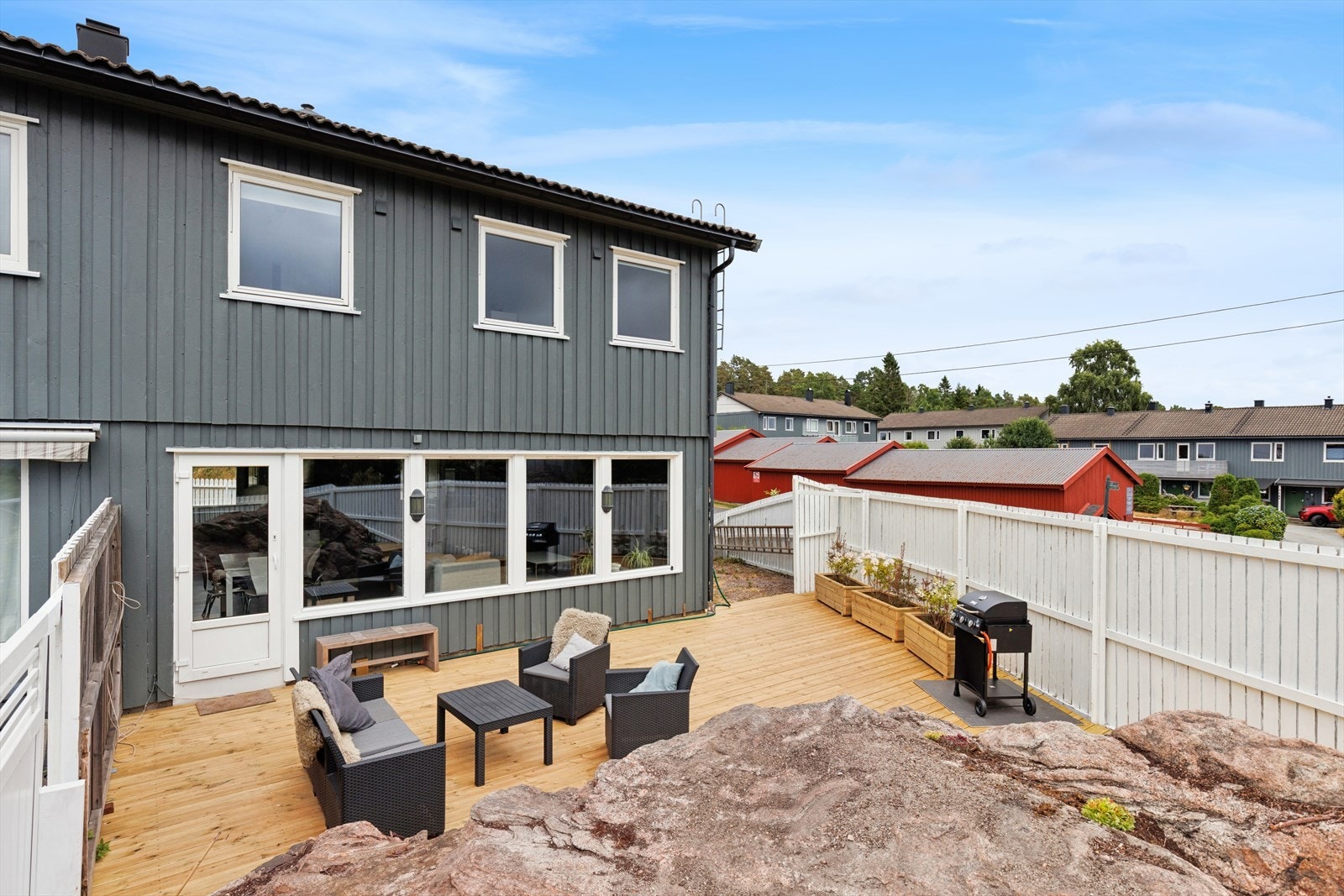 Den store terrassen har god plass til flere sittegrupper og grill. Galleribilde