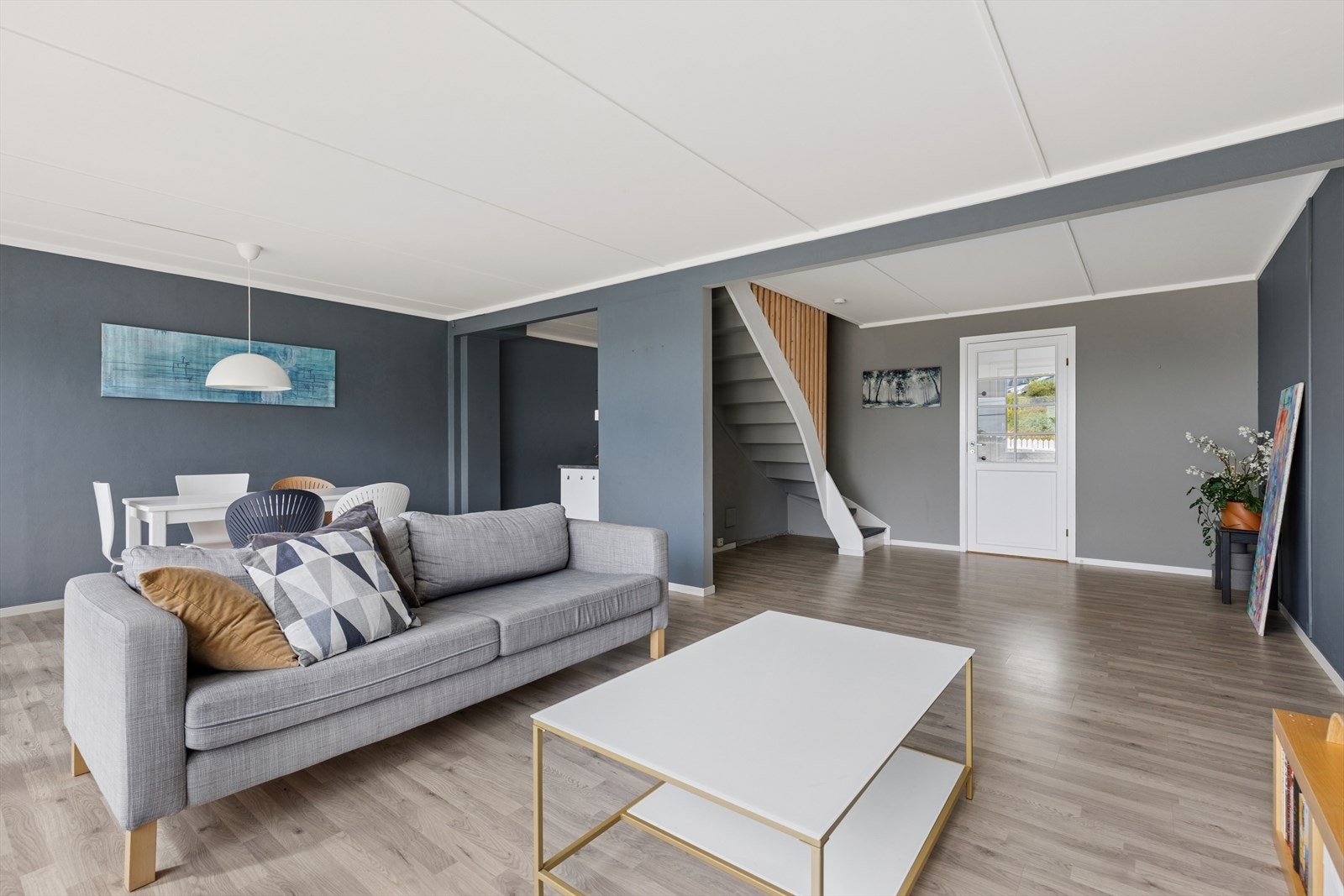 Stuen er romslig og har plass til sittegruppe, TV-møblement og spisebord. Galleribilde