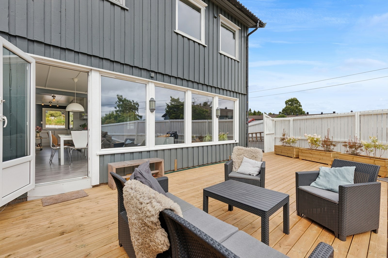 Romslig rekkehus over to plan med en god planløsning og utgang til en romslig terrasse som gir fine muligheter for utendørs opphold. Galleribilde