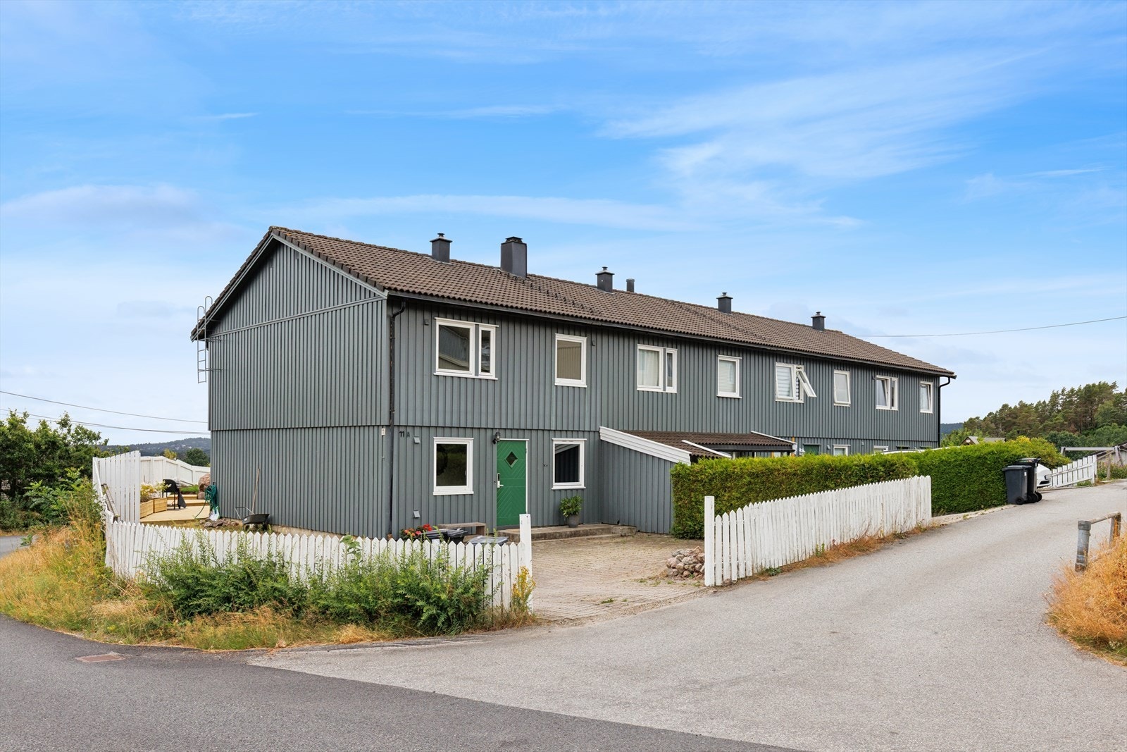 Her bor du fint til på enden av rekken, med en stor gårdsplass opparbeidet med belegningsstein. Galleribilde