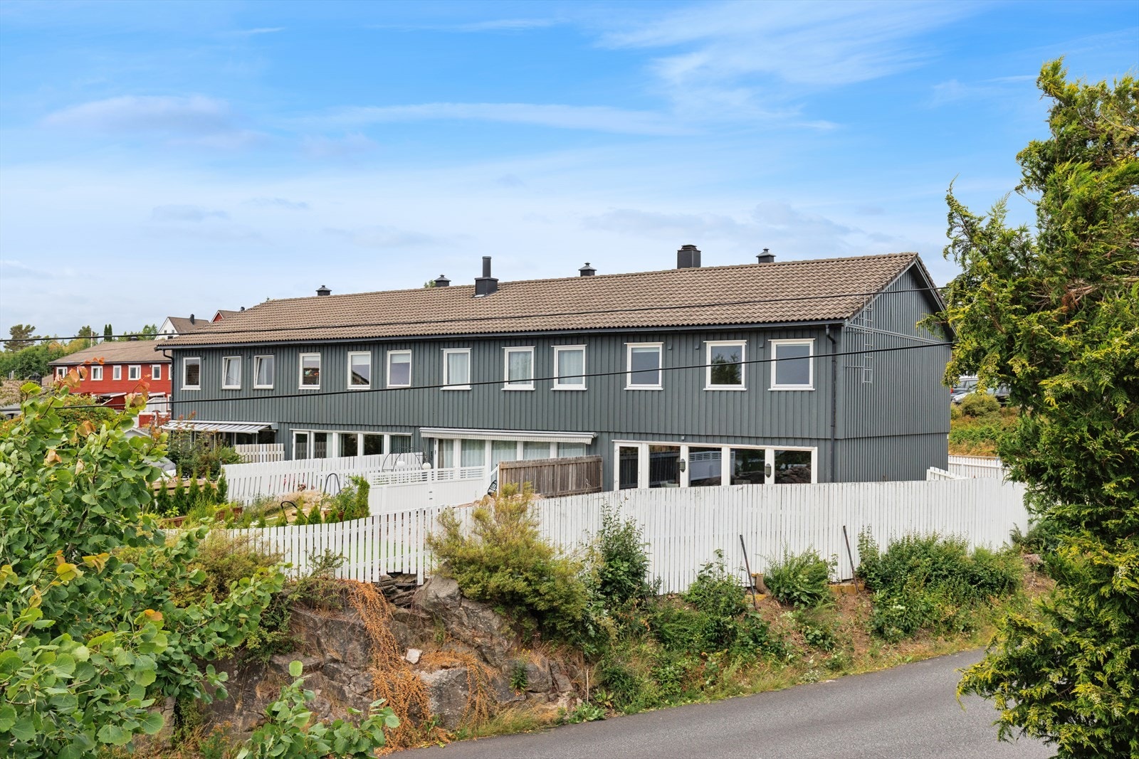 Boligen er en del av Jærnes Terrasse Borettslag, som består av 204 boenheter. Galleribilde