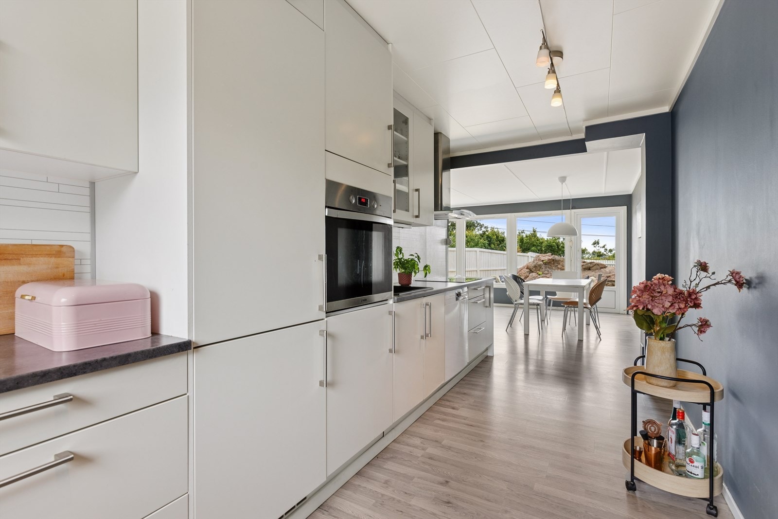 Innredningen har glatte fronter, hvor enkelte overskap er utstyrt med glassfronter. Galleribilde