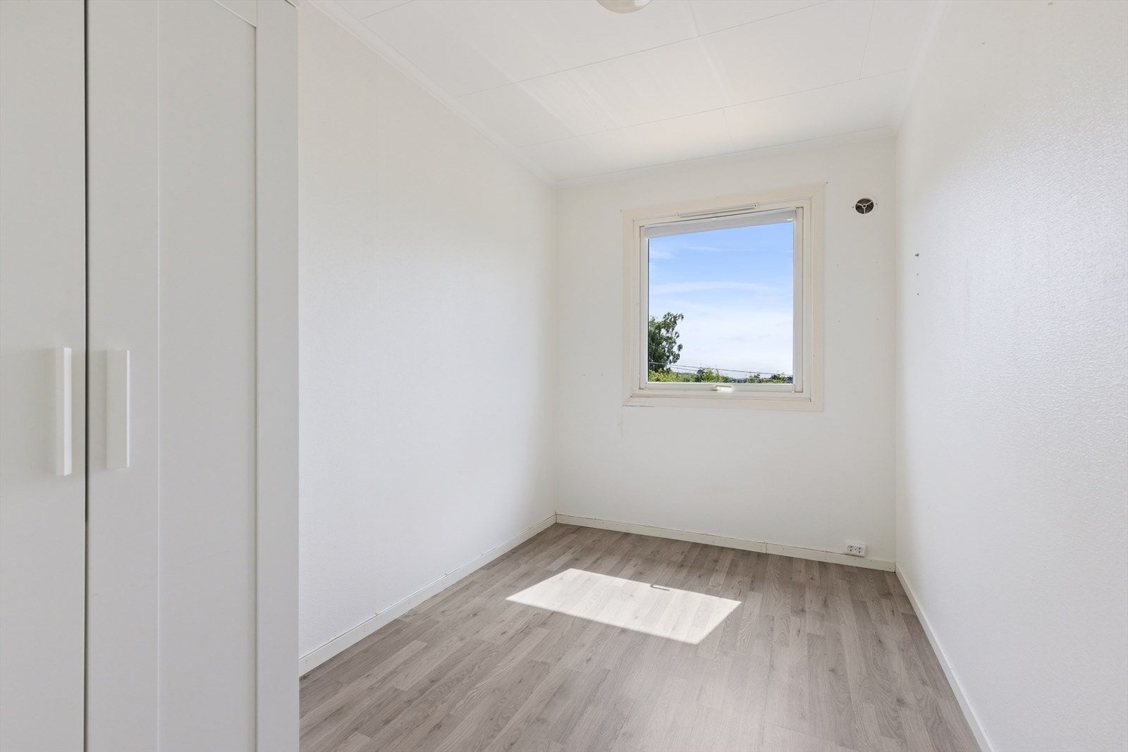 Soverom 4: Mindre soverom med plass til seng. Rommet er utstyrt med garderobeskap. Galleribilde