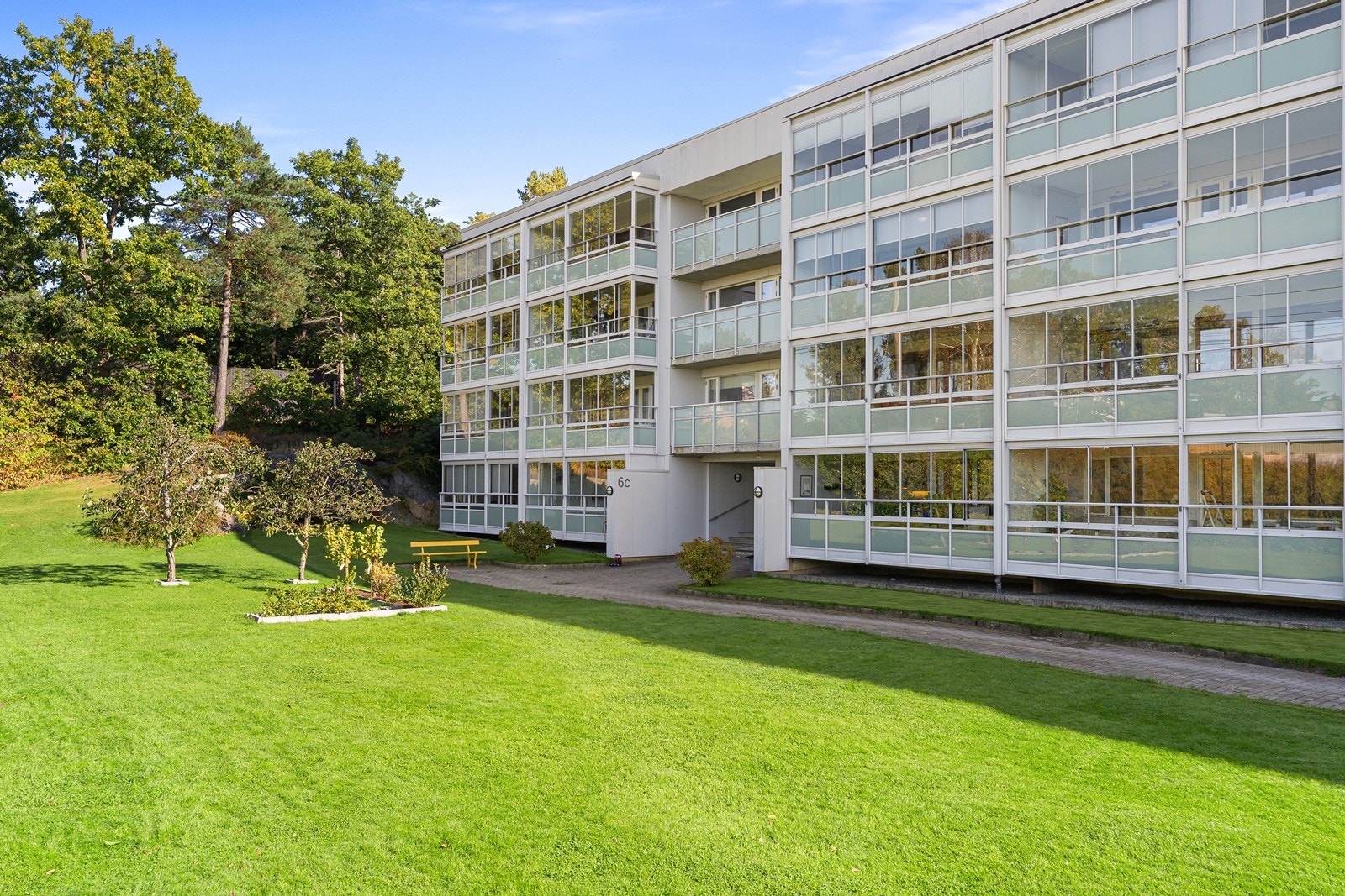 Velkommen til Olav Trygvasons vei 6C på Kongsgård II. Romslig 2-roms i høy 1 etg med stor innglasset balkong. Galleribilde