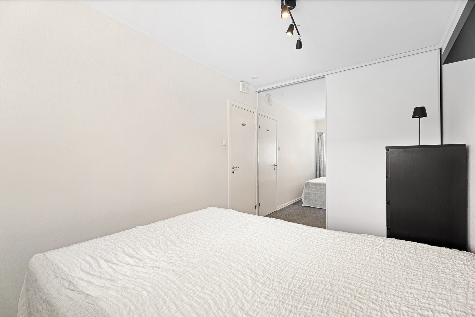 Stor skyvedørsgarderobe med speilfronter gir både oppbevaring og funksjonalitet. Galleribilde