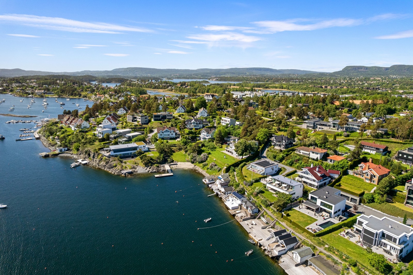 Et eksklusivt og ettertraktet boligområde hvor fjorden, naturen og den maritime atmosfæren setter rammen for en helt spesiell bokvalitet. Galleribilde