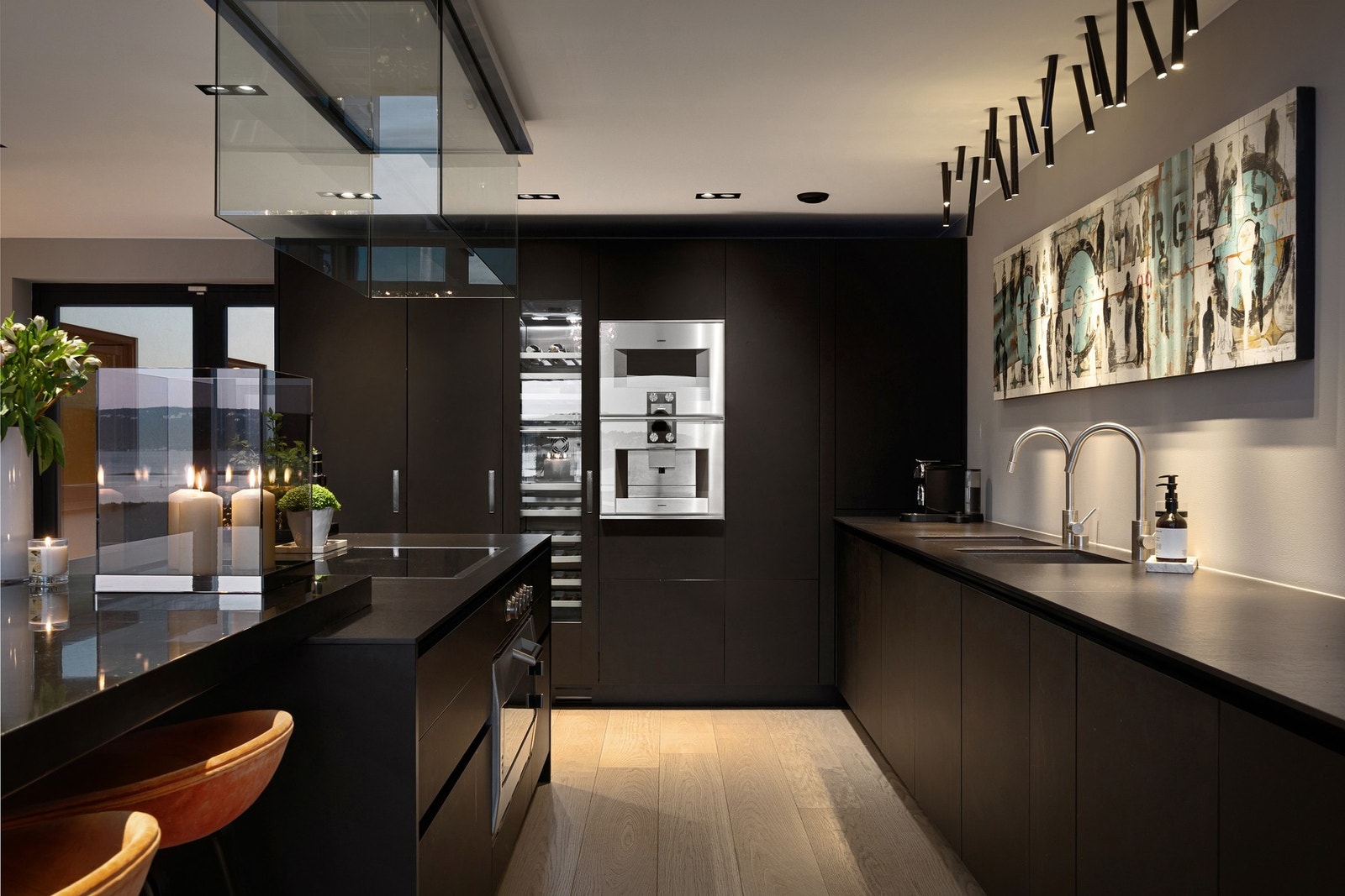 Integrerte hvitevarer fra Gaggenau understreker kjøkkenets kompromissløse kvalitetsnivå. Galleribilde