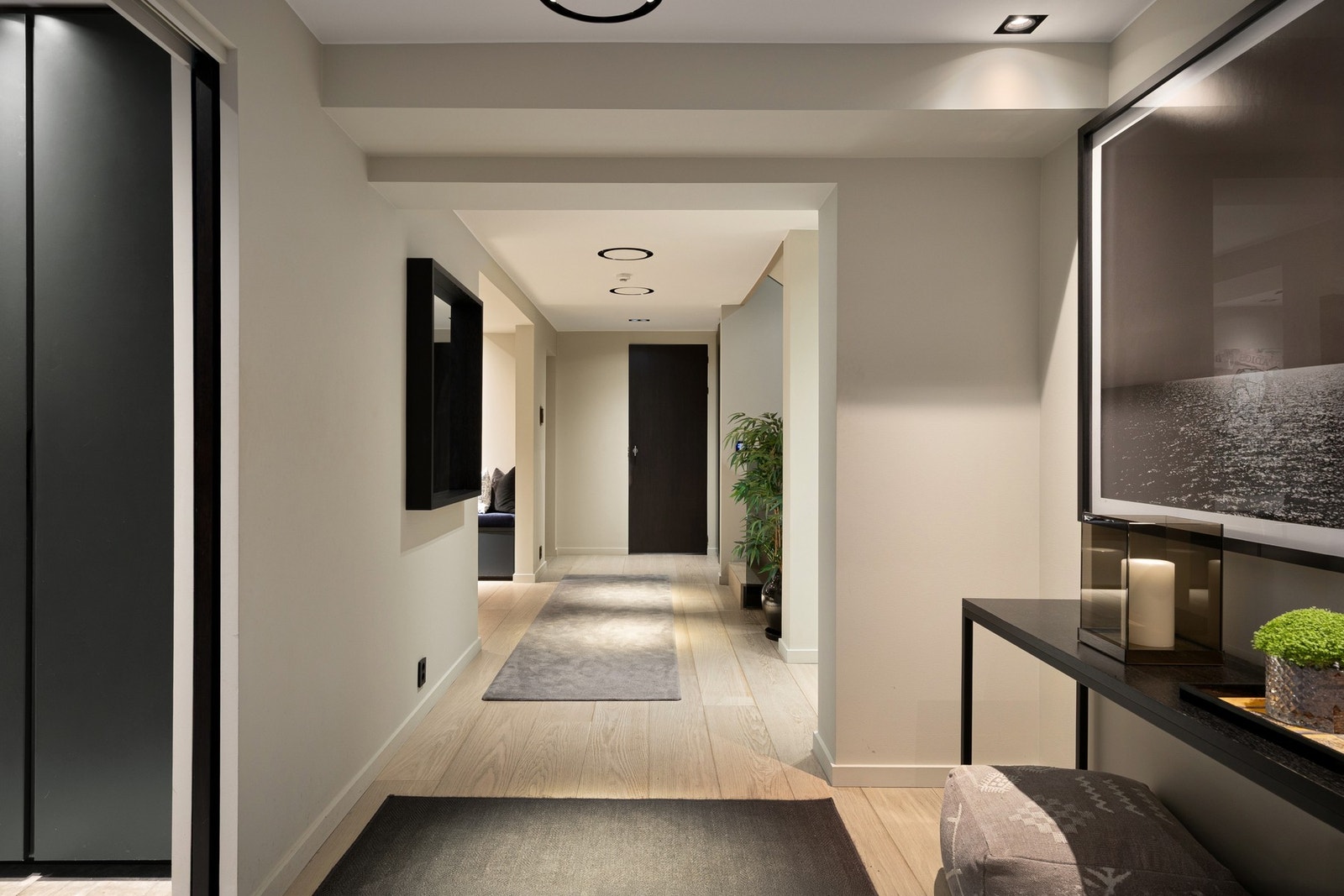 Gangen er belyst med downlights og har, som resten av boligen, vannbåren gulvvarme som gir en jevn og behagelig temperatur Galleribilde