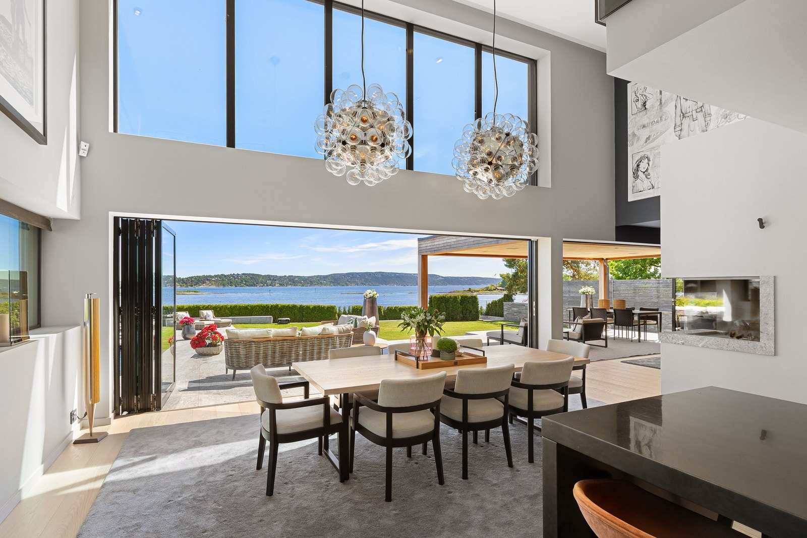 Arkitekturen er moderne og stram, med rene linjer og store glassflater som åpner boligen mot sjøen. Galleribilde