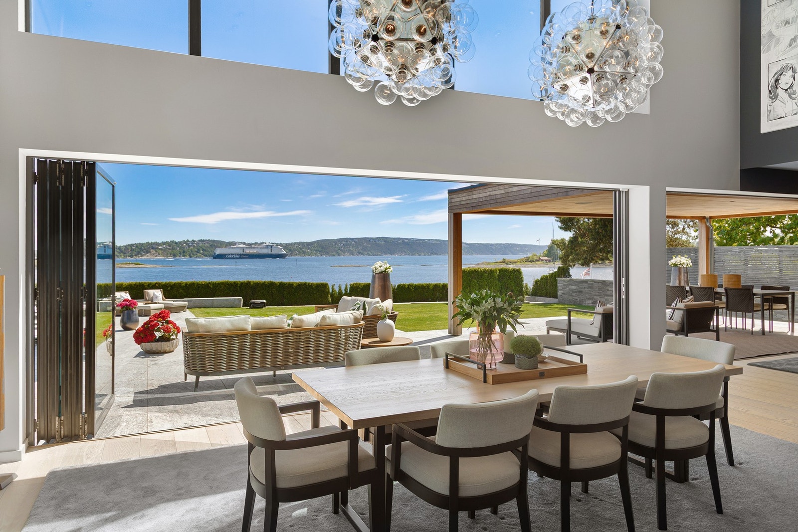 De store skyveglassfeltene gjør at fjorden oppleves som en del av interiøret. Galleribilde