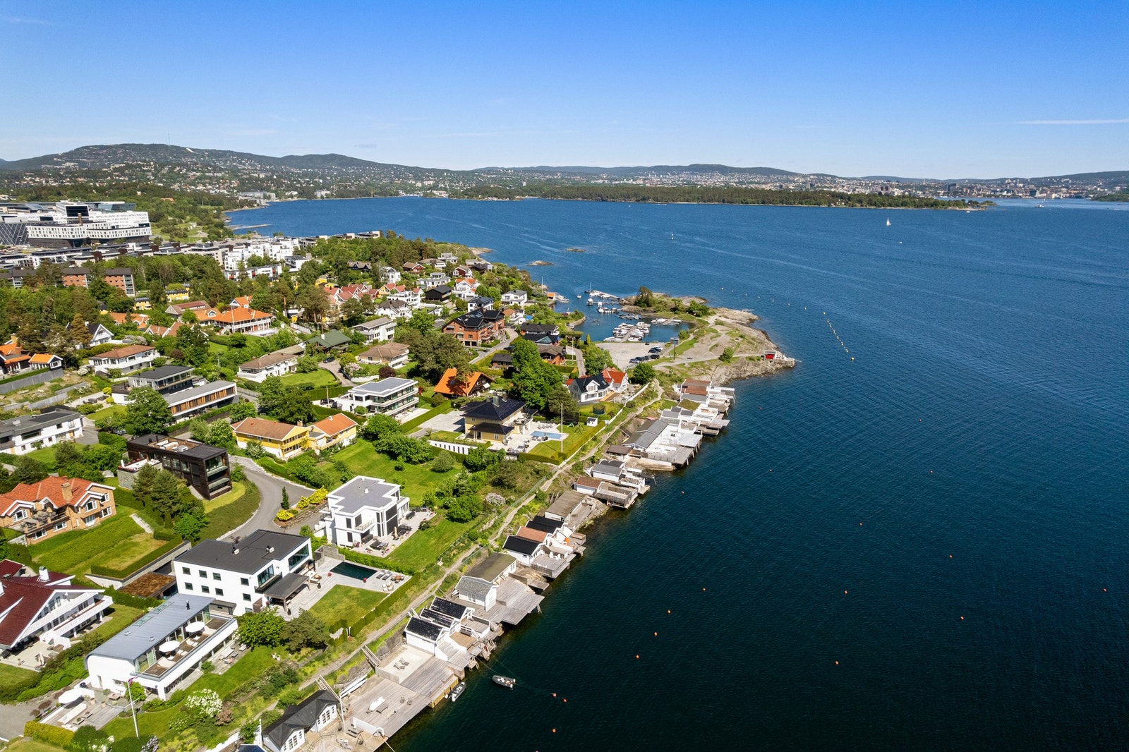 Snarøya byr på en sjelden kombinasjon av skjermet villabebyggelse, sjøliv, flotte turmuligheter og kort vei til Oslo sentrum. Galleribilde