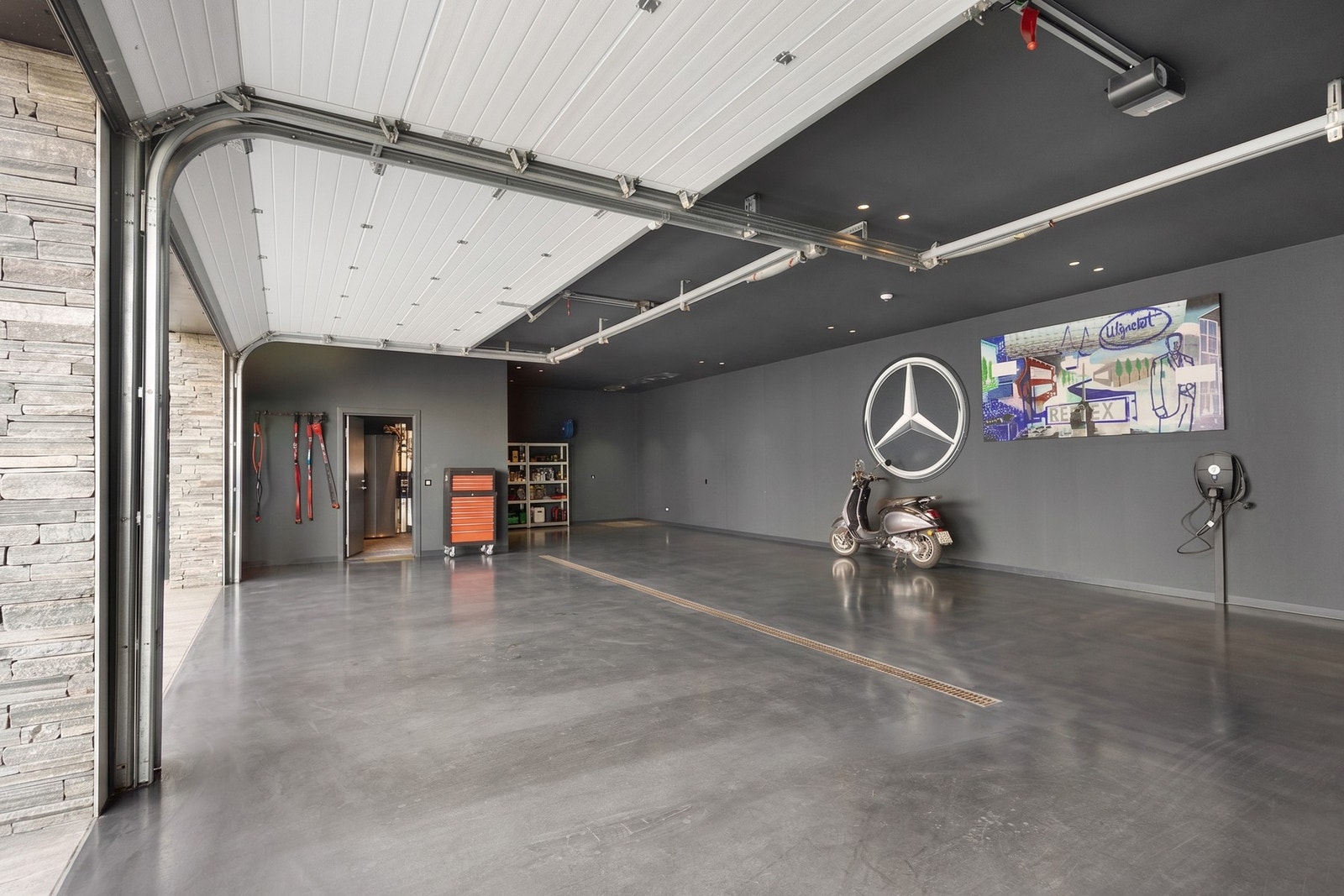 Det frittstående garasjeanlegget på ca. 111 m² gir plass til tre biler samt omfattende lagringsmuligheter. Galleribilde