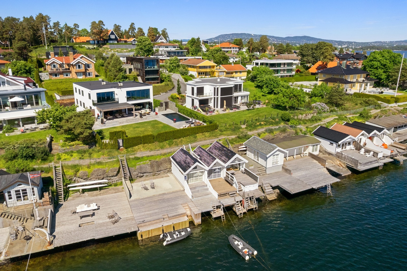 Privat brygge gir direkte adkomst til sjøen og en sjelden nærhet til fjordlivet. Galleribilde