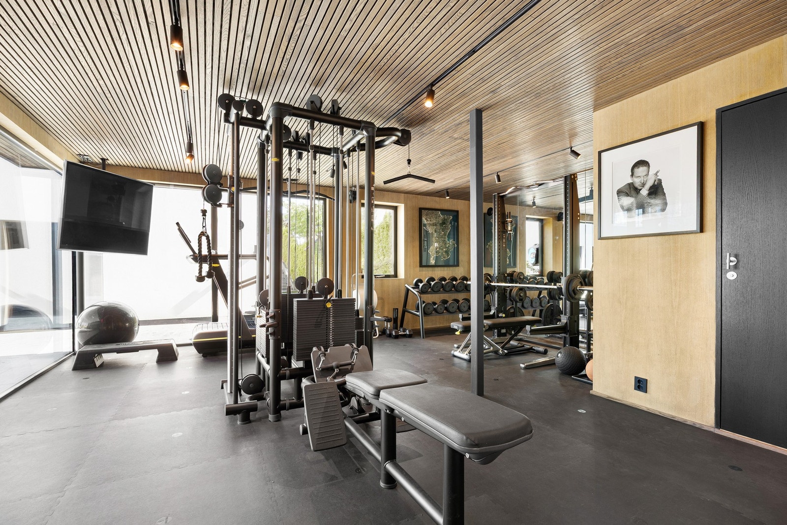 Det separate treningsstudioet med eget bad gir mulighet for privat trening uten å forlate eiendommen. Galleribilde