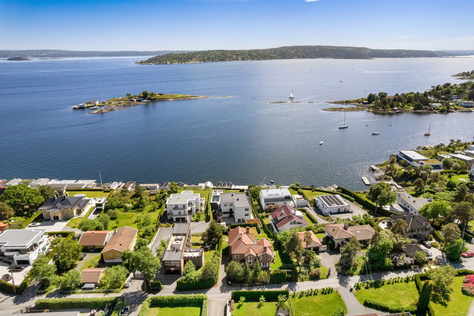 Haldenveien 81 er en sjelden kombinasjon av panoramautsikt, privat brygge, basseng, avansert teknologi og kompromissløs boligkvalitet i absolutt toppklasse. Galleribilde