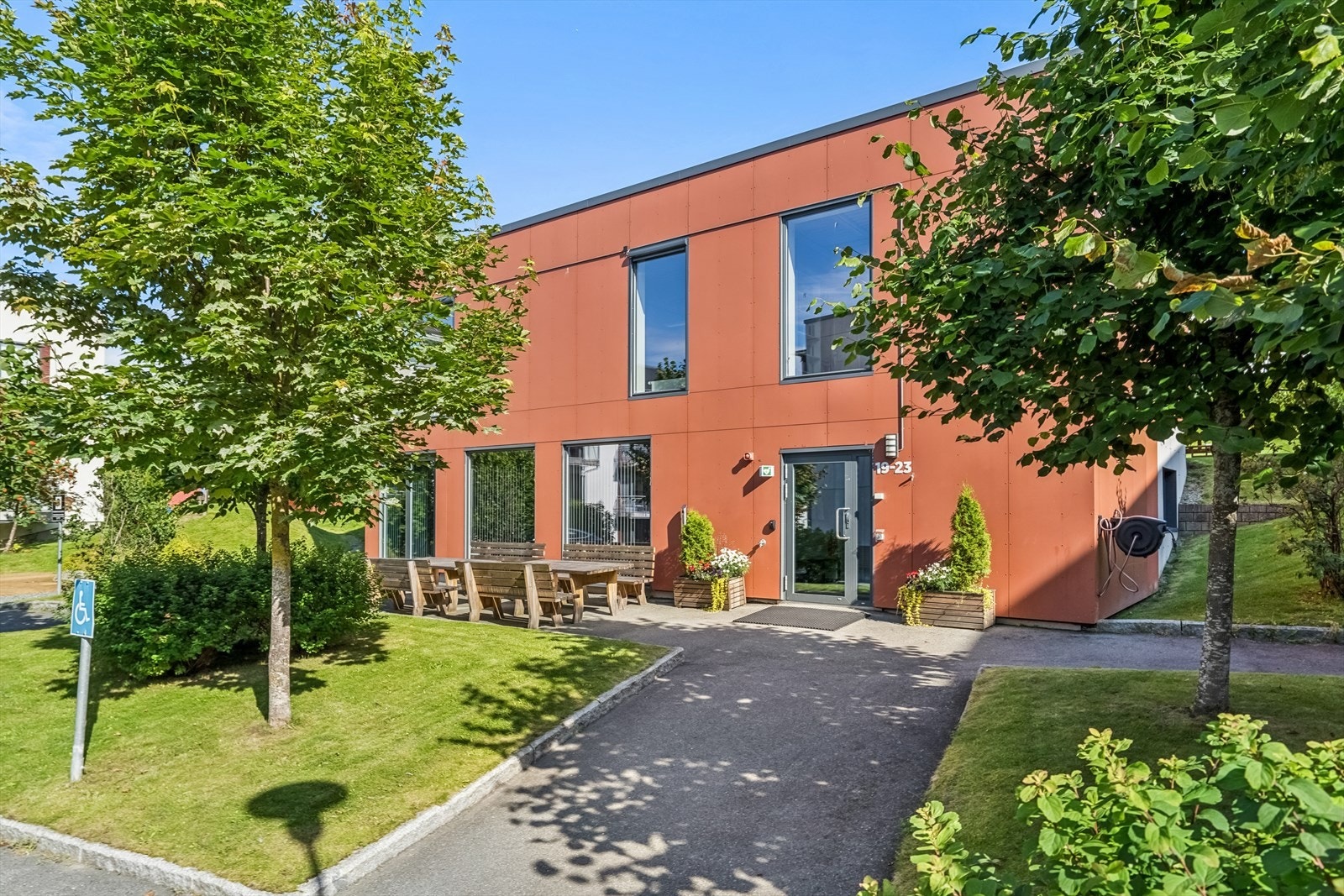 Prosjektet er et Extra prosjekt som inneholder godt utstyrt treningsrom med badstu og dusj, forsamlingslokale og 2 besøkshybler som disponeres av sameierne i Horgvegen. Se info på https://www.horgvegen.no/ Galleribilde